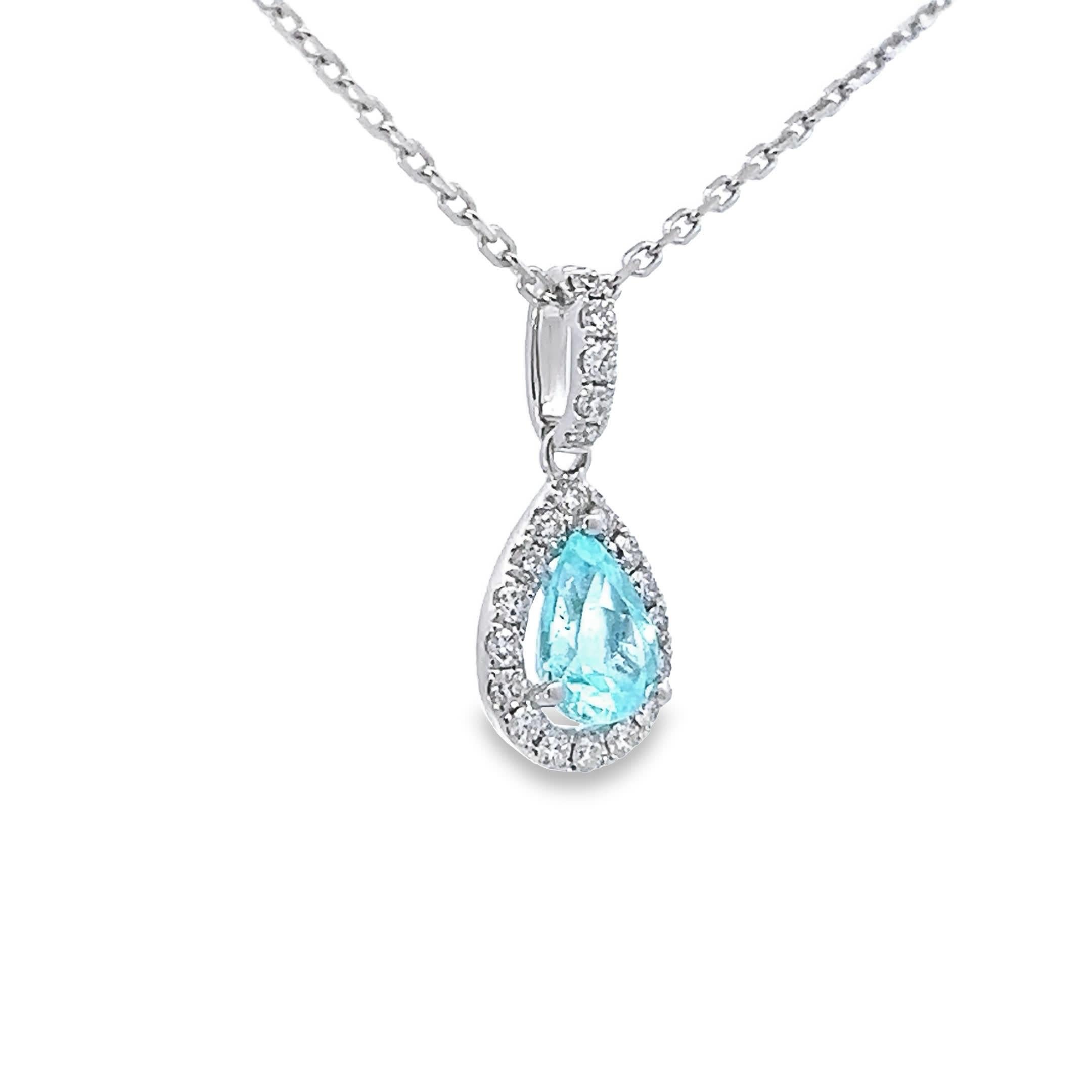 Copri l'eleganza del tuo collo con questo raffinato pendente a goccia, caratterizzato da un'ipnotica acquamarina centrale circondata da diamanti scintillanti. Questo lussuoso accessorio è l'epitome della raffinatezza senza tempo.