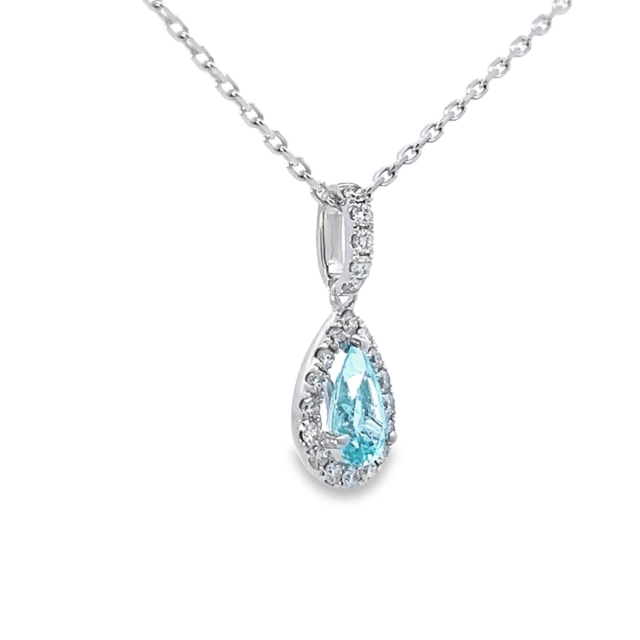 Scopri la raffinatezza con questo ciondolo a goccia Eleg, caratterizzato da un'incantevole gemma color acqua circondata da diamanti abbaglianti. Il suo design aggraziato si adatta a qualsiasi abbigliamento, rendendolo l'accessorio perfetto per una