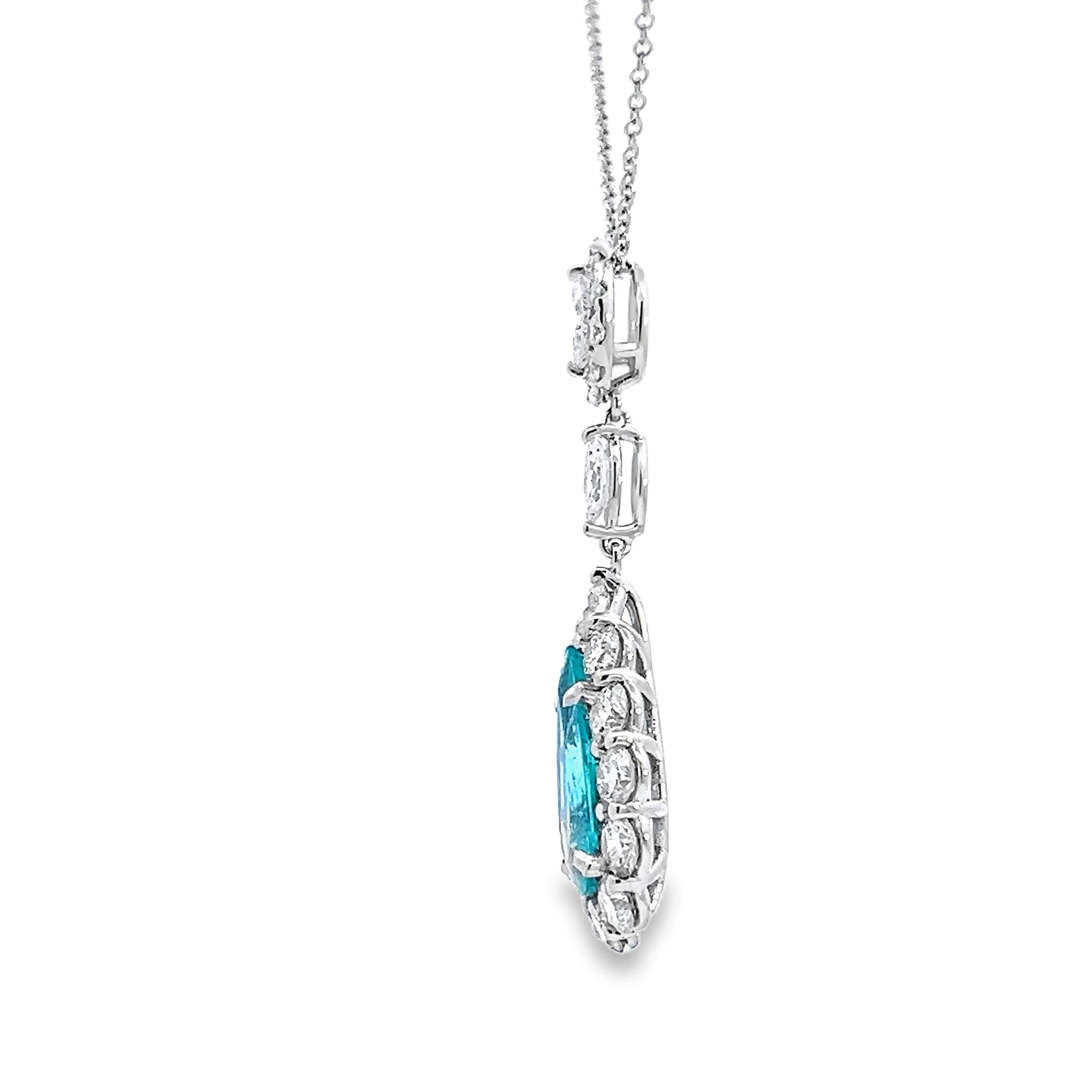 Questa splendida collana con ciondolo a goccia presenta un'affascinante gemma turchese circondata da diamanti scintillanti. Il design intricato e i colori brillanti lo rendono un accessorio perfetto per ogni occasione, aggiungendo un tocco di