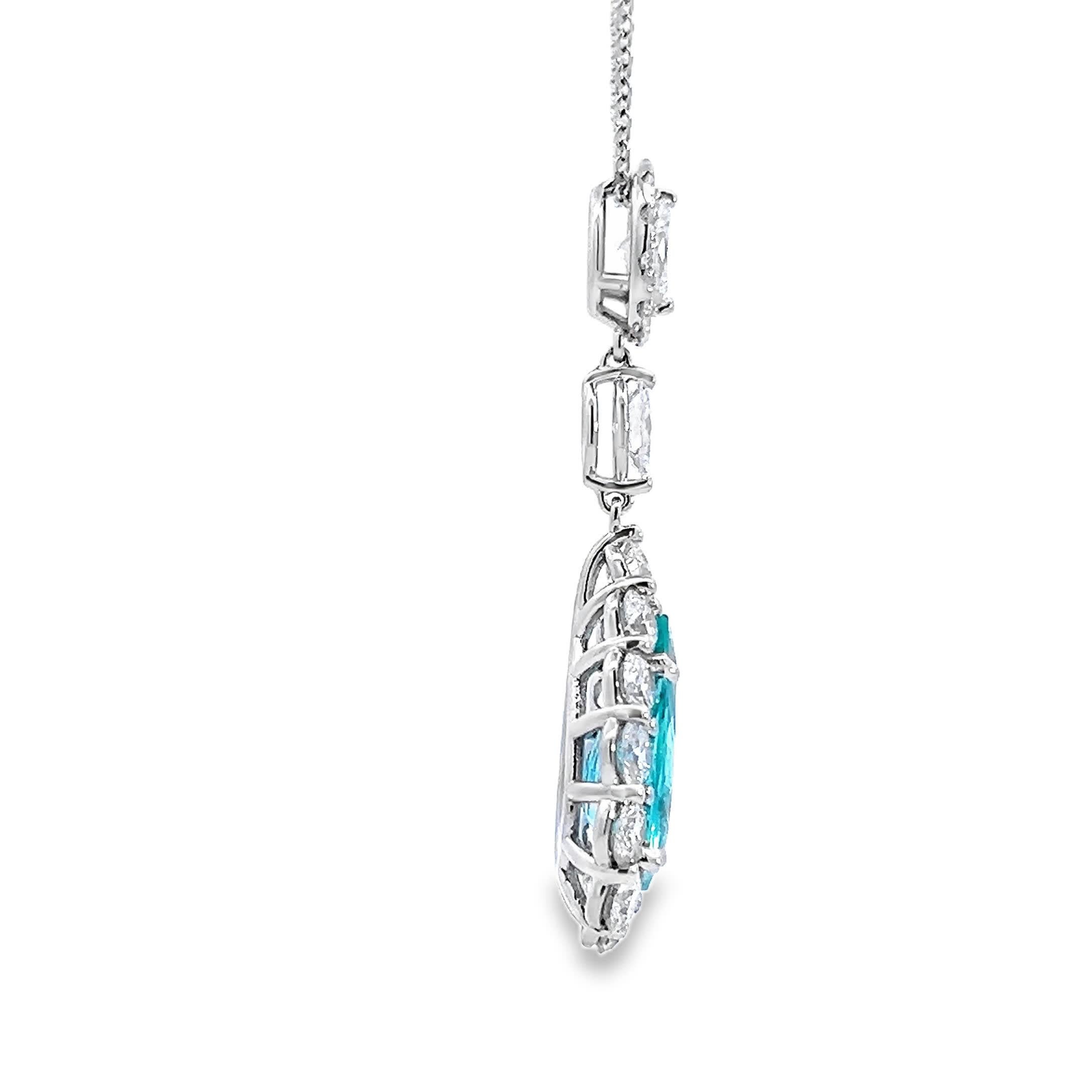 Donna Elegante collana con ciondolo a goccia in vendita