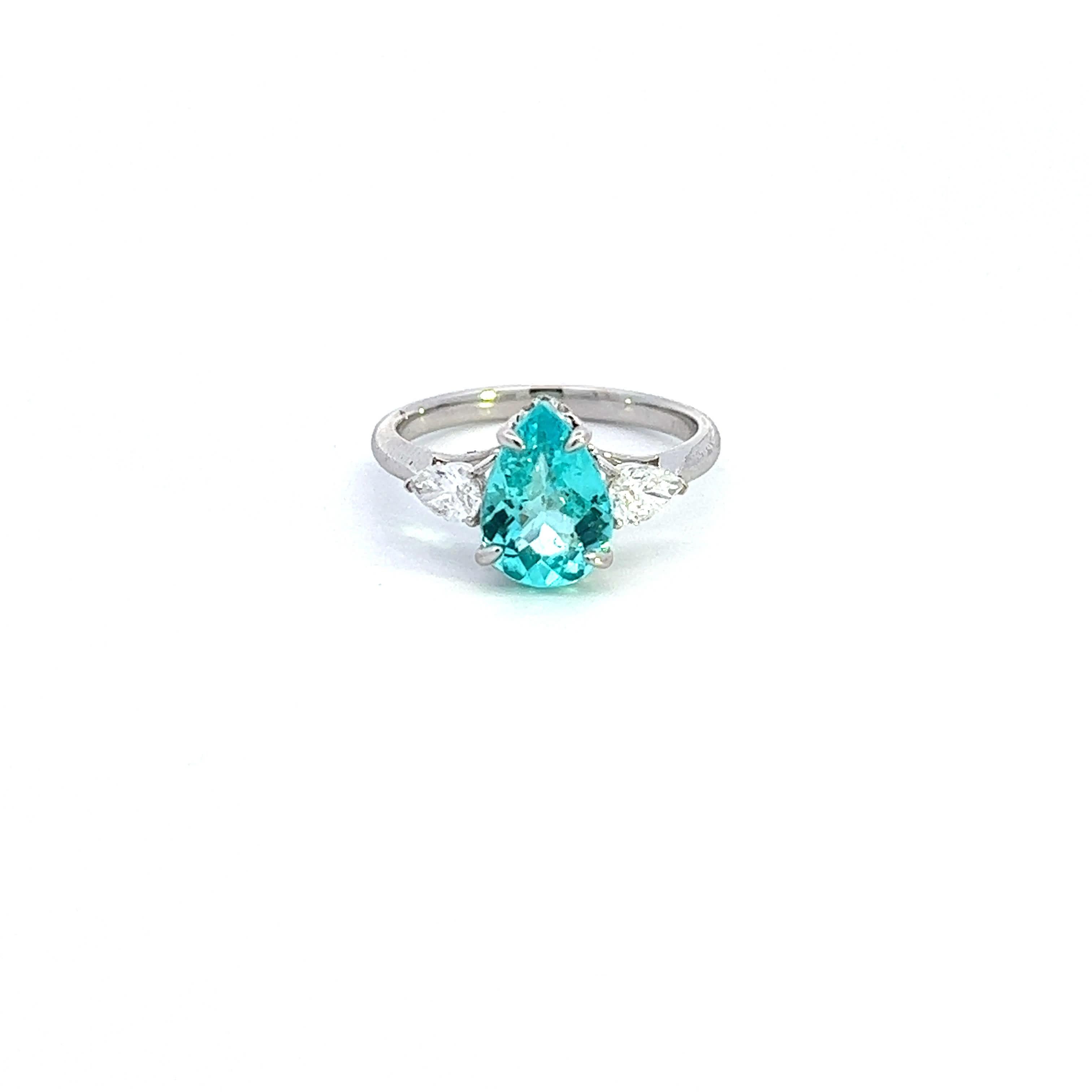 Discover the beauty of this exquisite teardrop ring, featuring a stunning turquoise gemstone at its center. Flanked by two sparkling white stones, this piece is perfect for adding a touch of elegance to any outfit. Ideal for special occasions or as