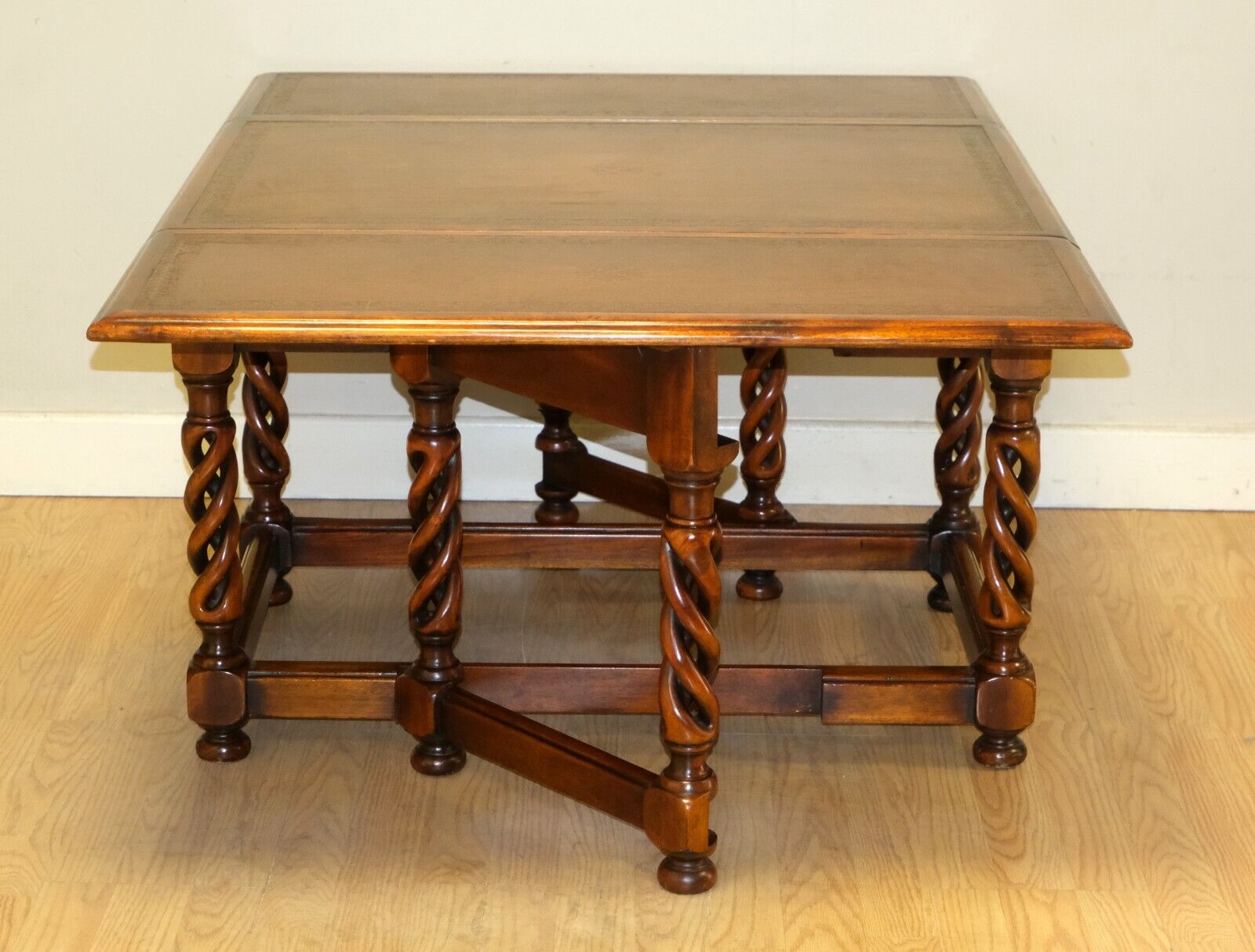 We are delighted to offer for sale this elegant mahogany Theodore Alexander drop leaf brown leather top gate legs table. 

The beautiful twist and the soft combination with the rest of the legs is truly one of a kind. They are well made and