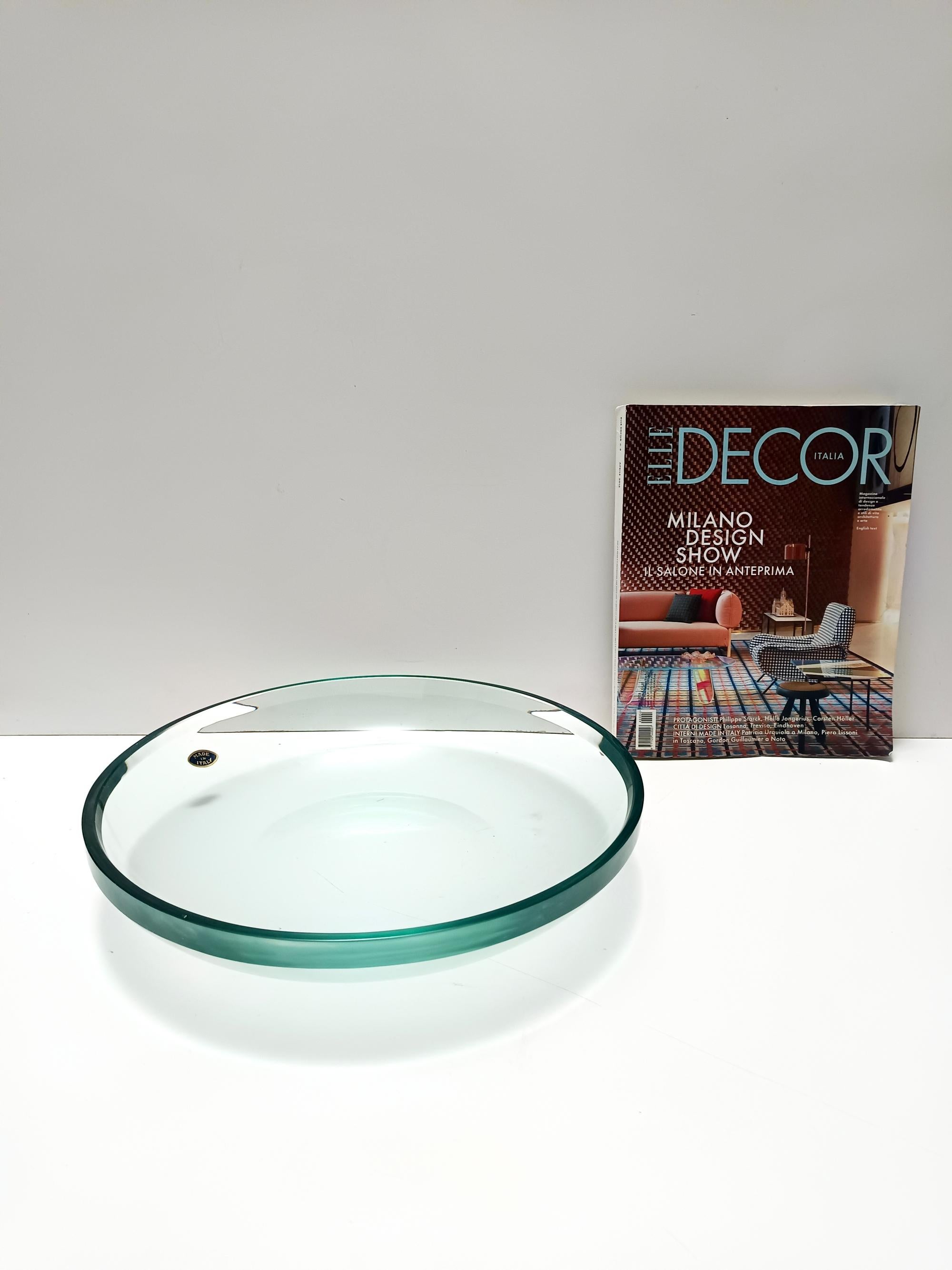 Made in Italy, anni '60. 
Questo vide-poche / centrotavola è realizzato in vetro verde Nile spesso e pesante, curvato e smussato. 
È attribuibile a Fontana Arte per il colore e lo spessore del vetro, il processo di produzione e l'etichetta 