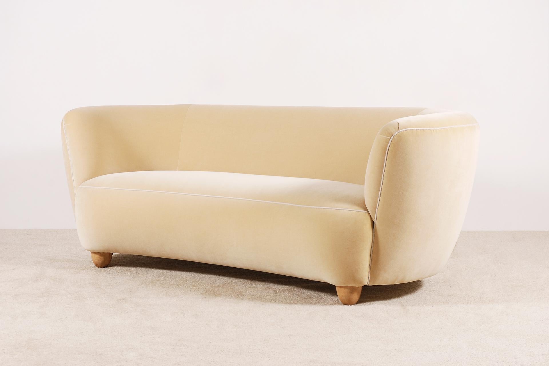 Elegant Three-Seat Danish Curved Sofa, 1940s, New Velvet Upholstery In Excellent Condition In Paris, FR