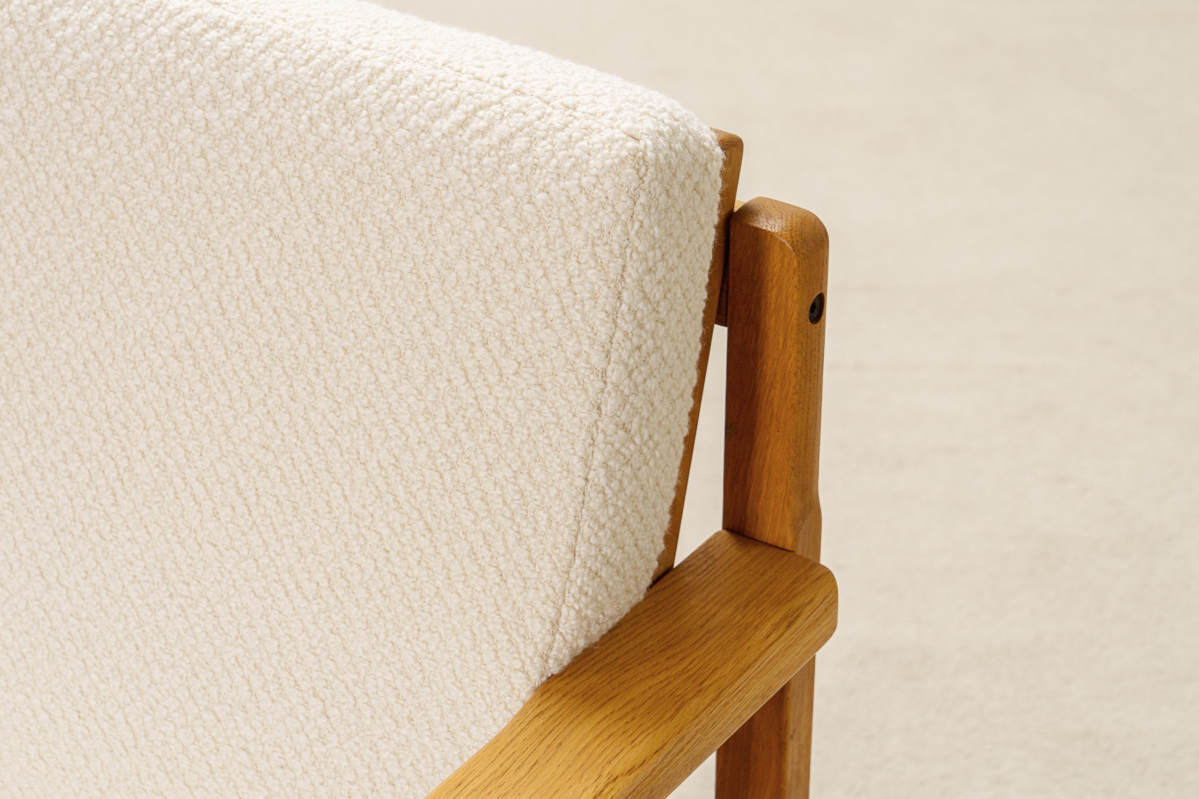 Elegance Canapé trois places en Oak Oak, Danemark. 1960. Nouveau tissu d'ameublement Bouclé en vente 3