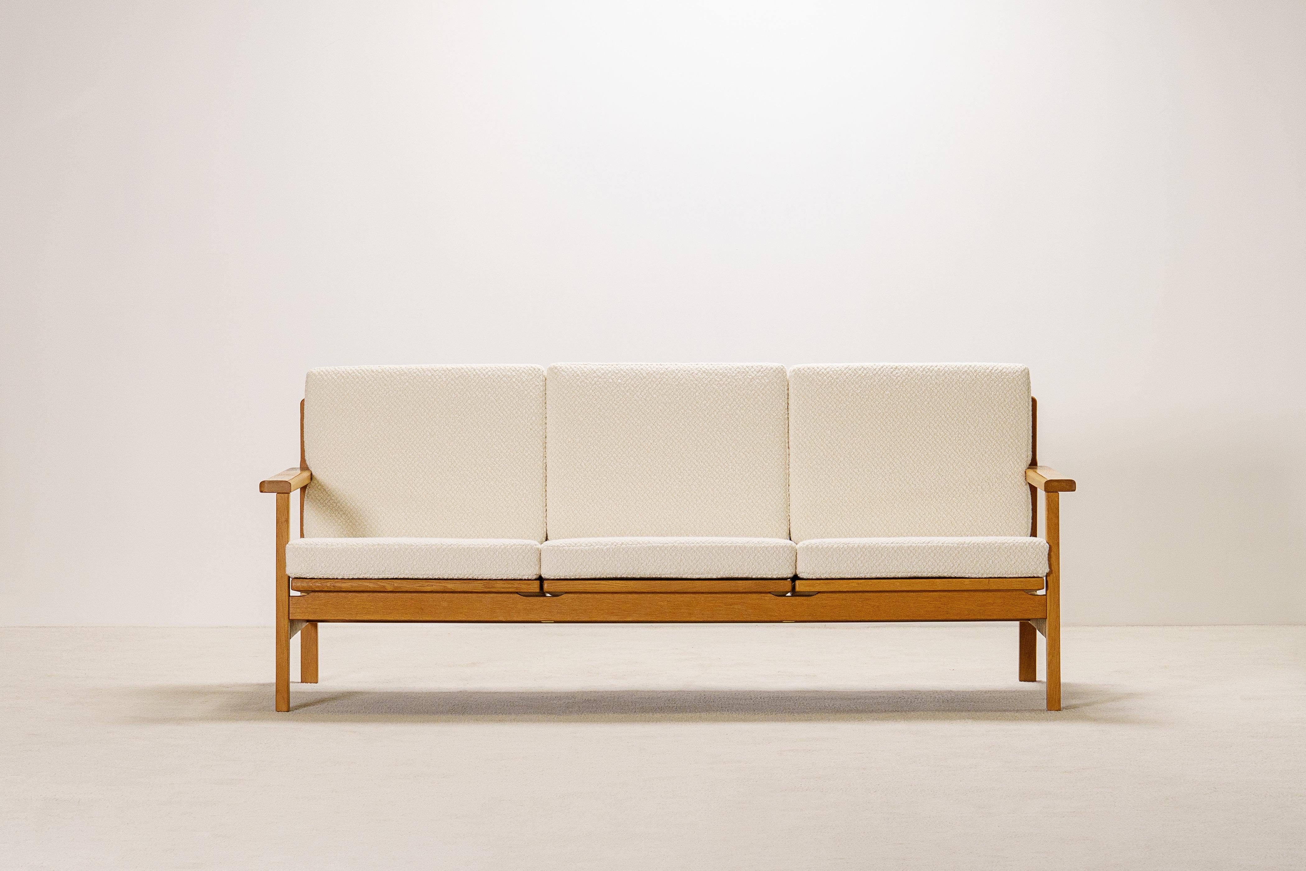 Elegance Canapé trois places en Oak Oak, Danemark. 1960. New Upholstery Bouclé Fabric.

Ce canapé en excellent état est idéal pour une pièce maîtresse dans un salon ou une chambre à coucher. L'association de la structure en chêne et du tissu bouclé