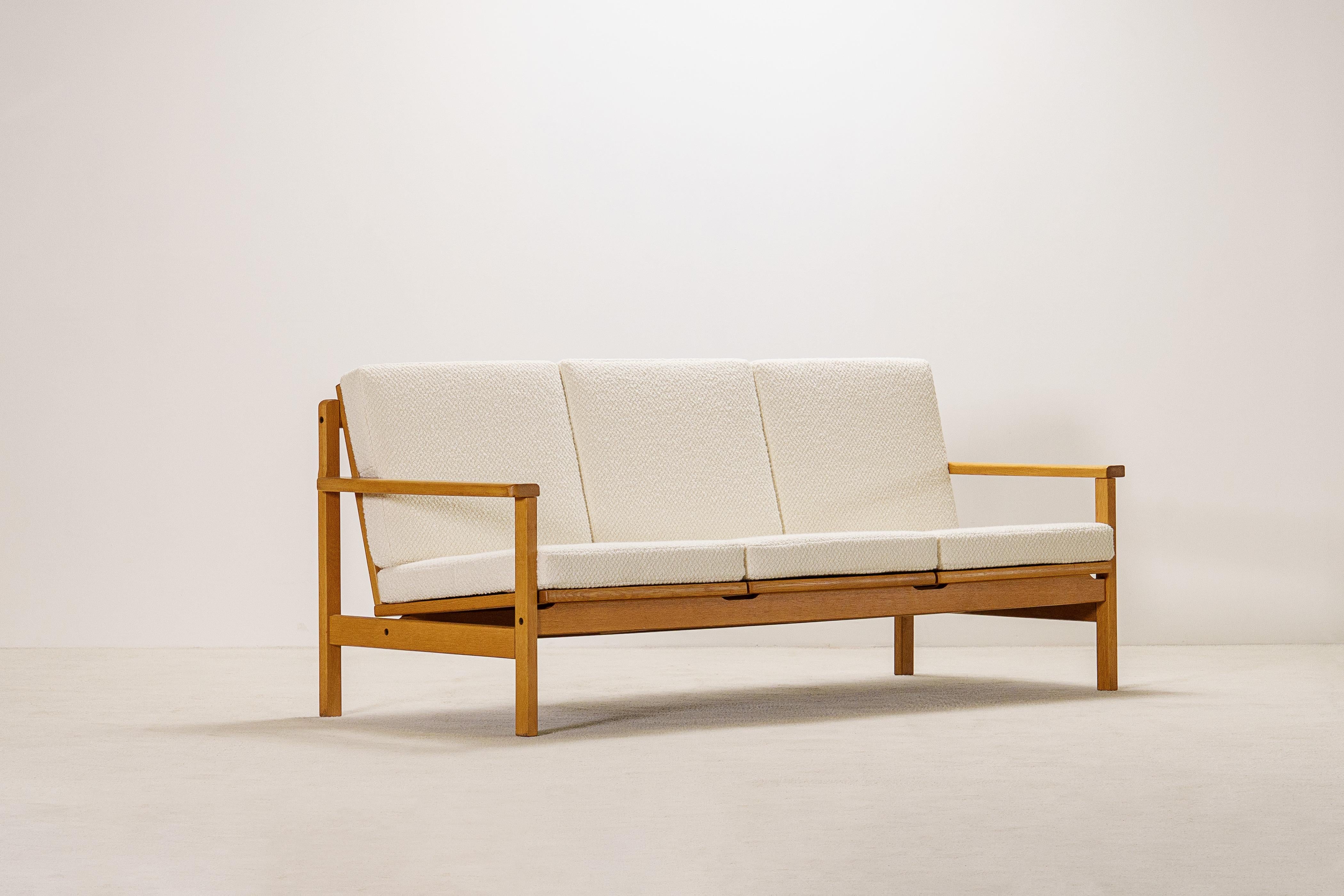 Scandinave moderne Elegance Canapé trois places en Oak Oak, Danemark. 1960. Nouveau tissu d'ameublement Bouclé en vente