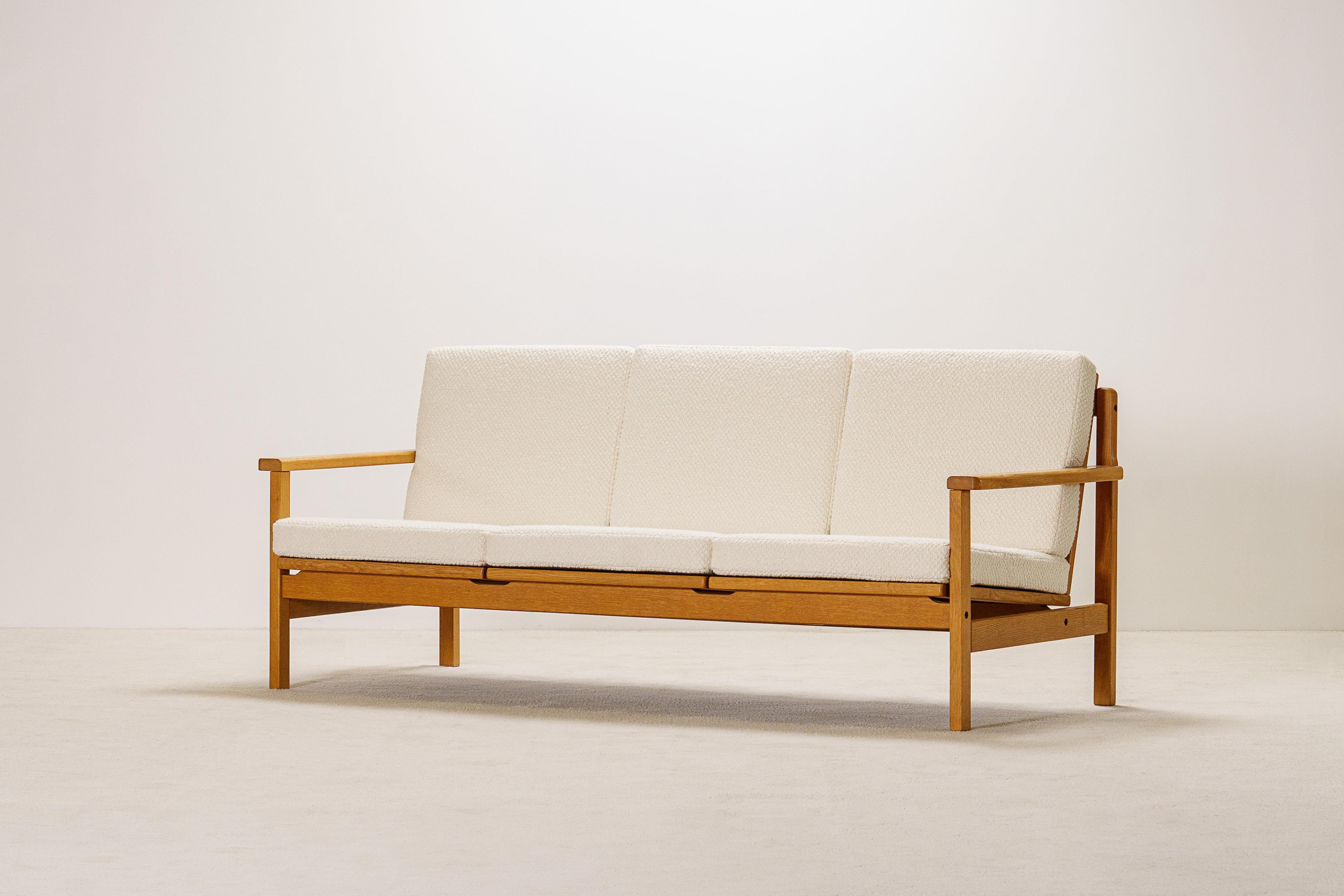 Danois Elegance Canapé trois places en Oak Oak, Danemark. 1960. Nouveau tissu d'ameublement Bouclé en vente