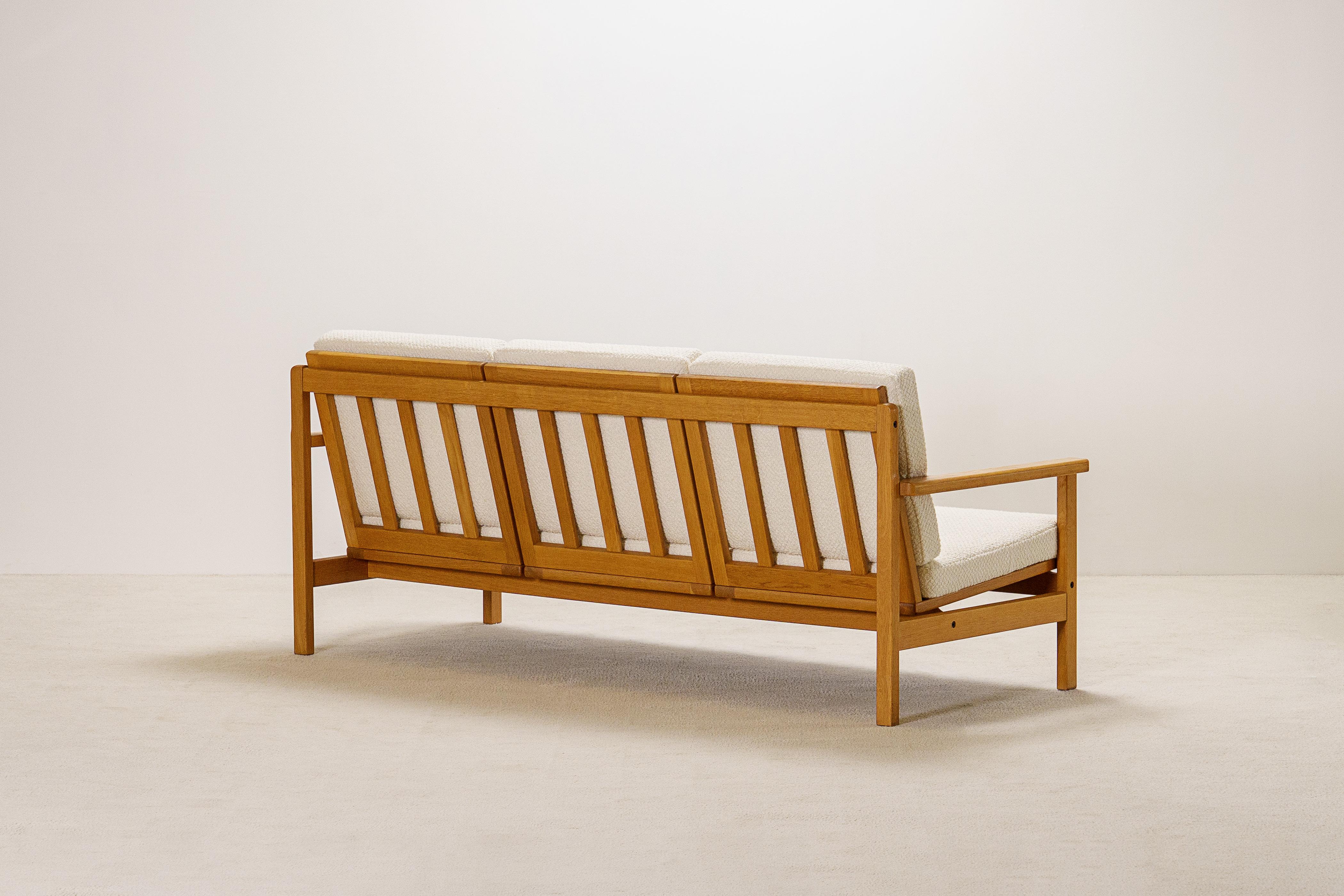 Elegance Canapé trois places en Oak Oak, Danemark. 1960. Nouveau tissu d'ameublement Bouclé Excellent état - En vente à Paris, FR