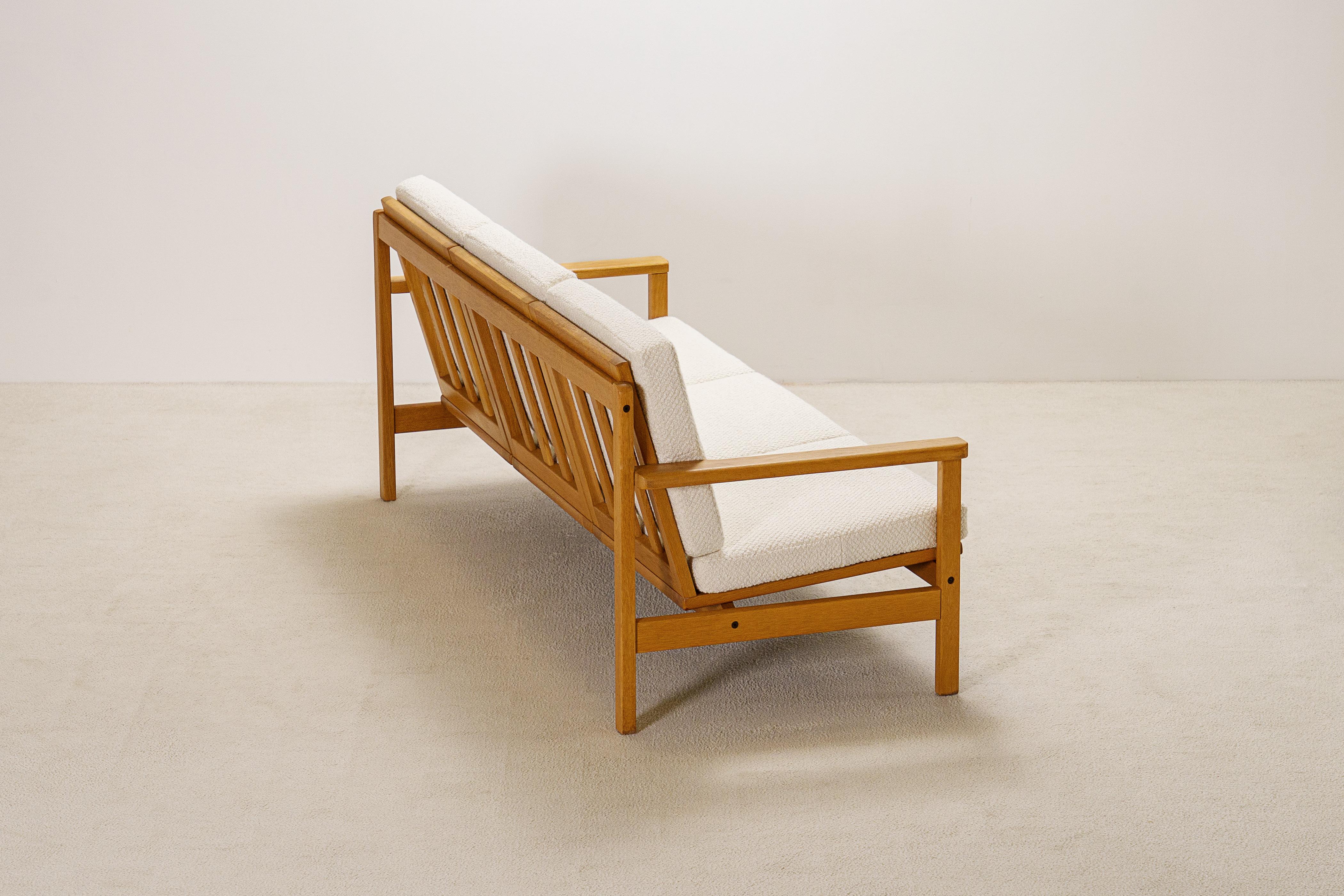 Milieu du XXe siècle Elegance Canapé trois places en Oak Oak, Danemark. 1960. Nouveau tissu d'ameublement Bouclé en vente