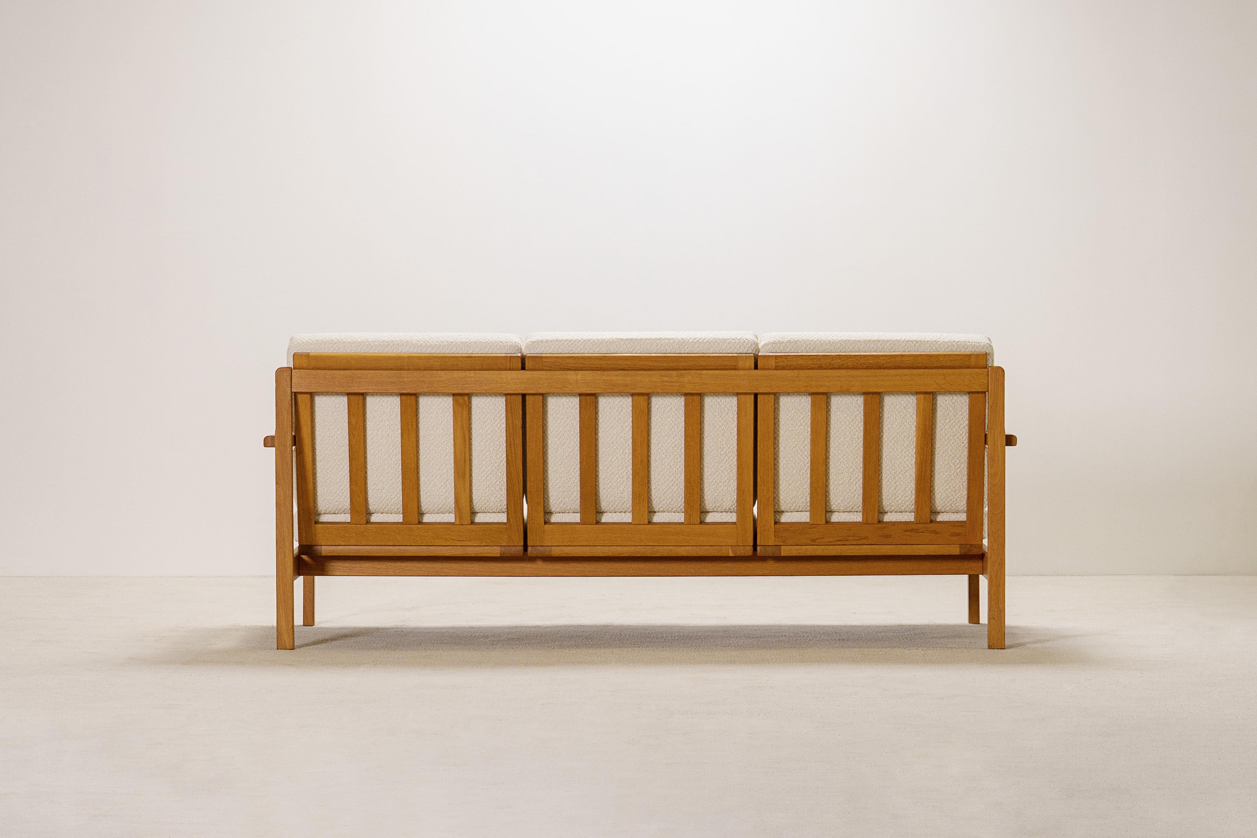 Tissu Elegance Canapé trois places en Oak Oak, Danemark. 1960. Nouveau tissu d'ameublement Bouclé en vente