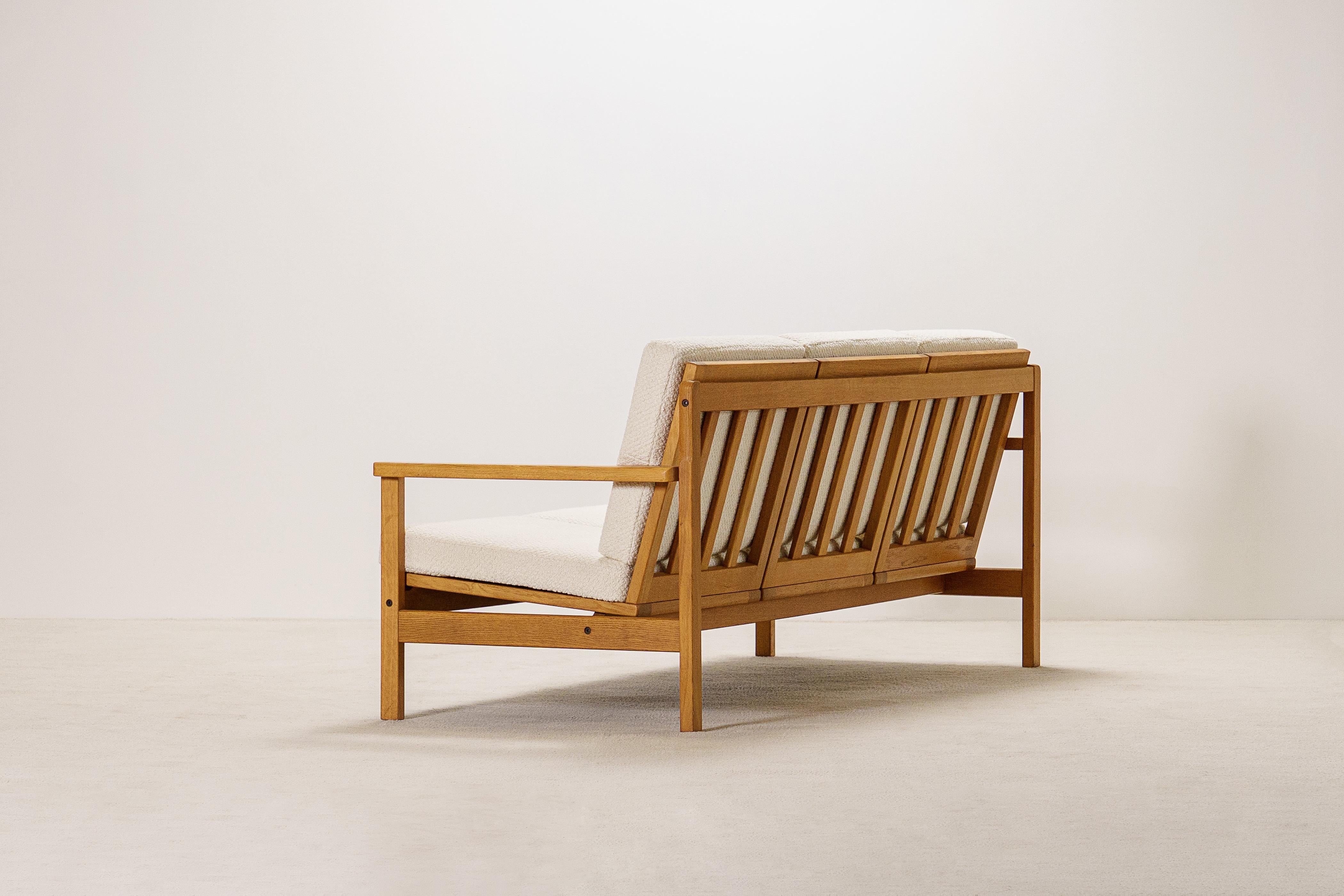Elegance Canapé trois places en Oak Oak, Danemark. 1960. Nouveau tissu d'ameublement Bouclé en vente 1
