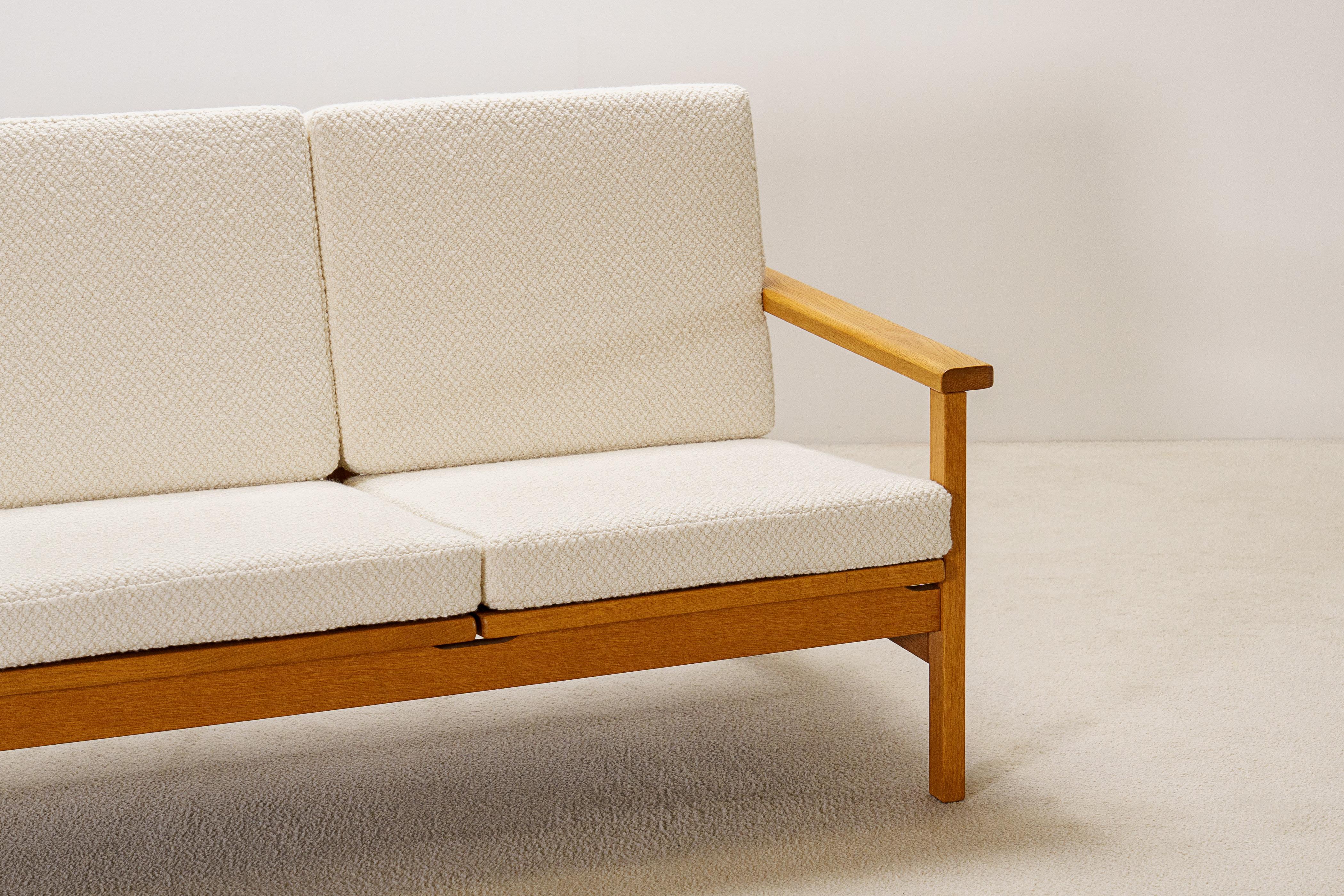 Elegance Canapé trois places en Oak Oak, Danemark. 1960. Nouveau tissu d'ameublement Bouclé en vente 2