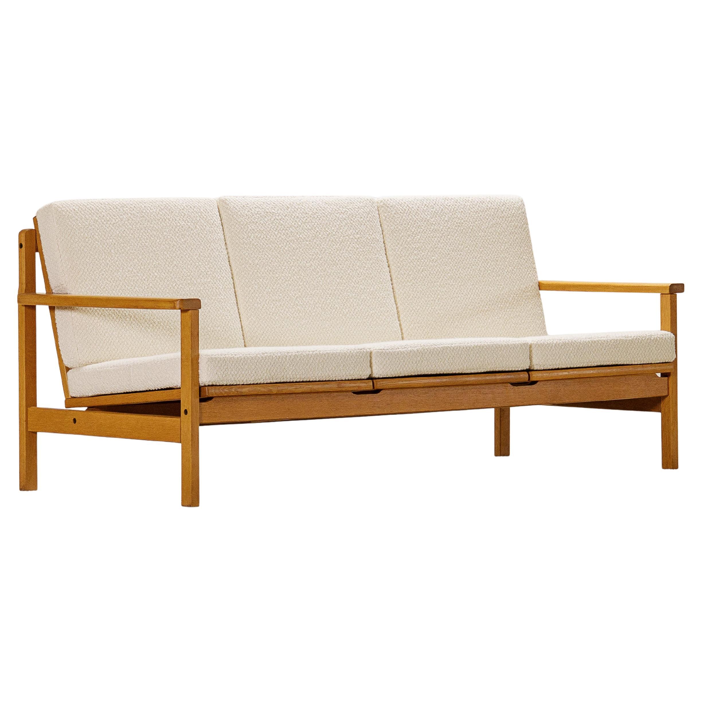 Elegance Canapé trois places en Oak Oak, Danemark. 1960. Nouveau tissu d'ameublement Bouclé