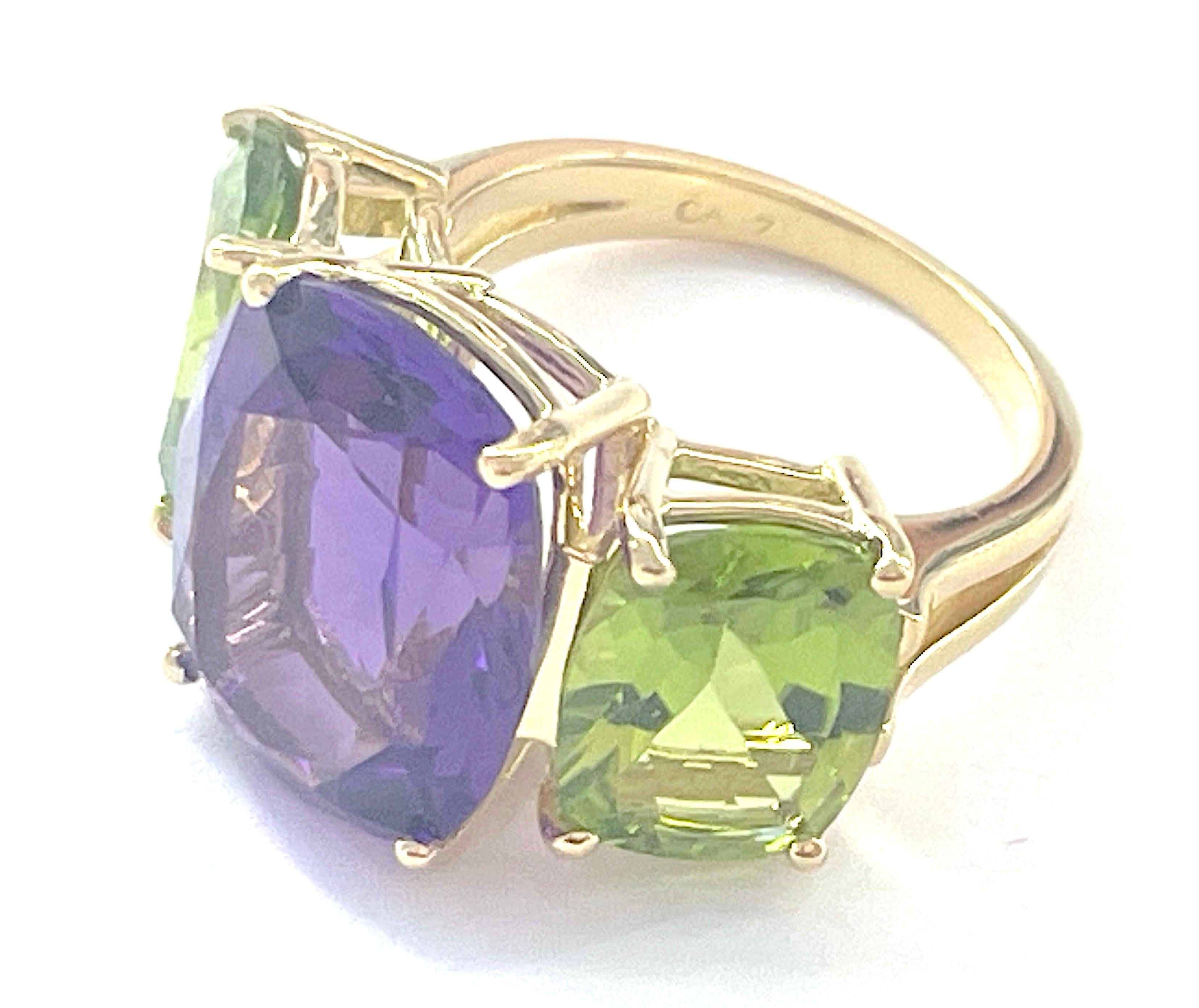 Elegante Anillo de Tres Piedras de Amatista y Peridoto Corte cojín en venta