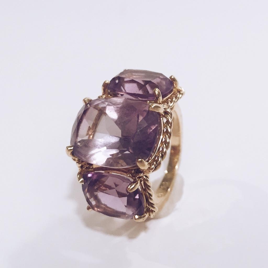Elegante anello a tre pietre di ametista con bordo a corda d'oro in vendita 6