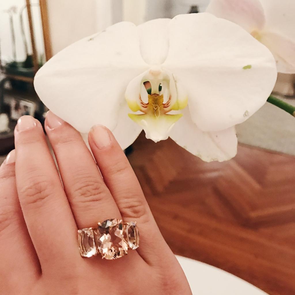 Elegante anello a tre pietre di ametista con bordo a corda d'oro in vendita 8