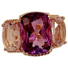 Elegante anello a tre pietre di ametista con bordo a corda d'oro