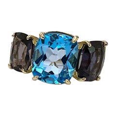 Ring mit drei Steinen, blauem Topas und Iolith
