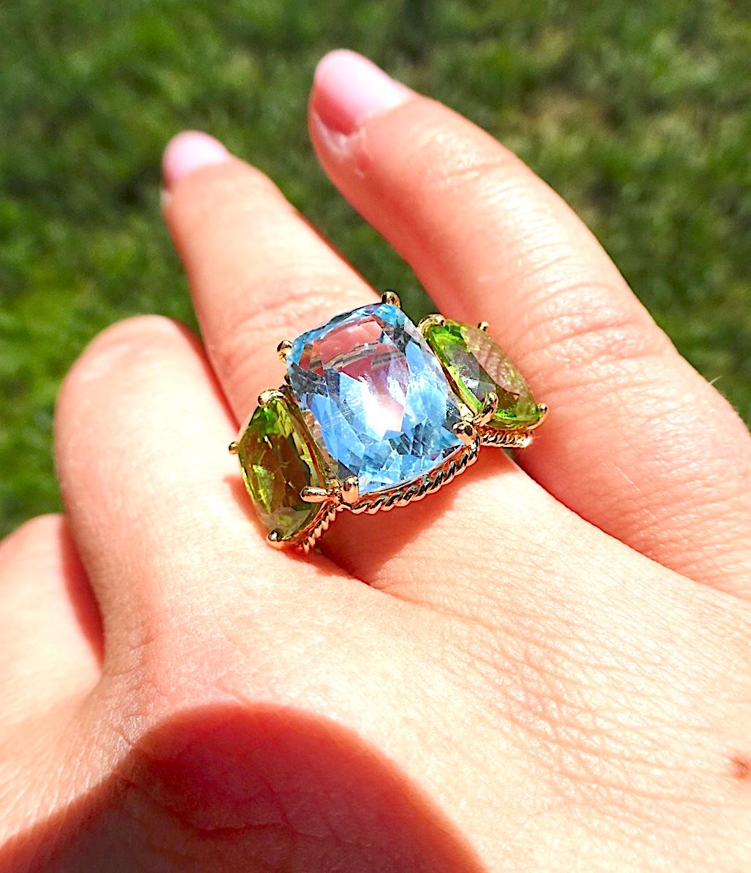 Taille coussin Elegance - Bague à trois pierres en topaze bleue et péridot avec bordure torsadée en corde d'or en vente