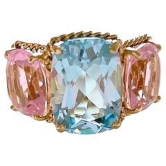 Eleganza dell'anello a tre pietre di Topazio blu e Topazio rosa con bordo a corda d'oro