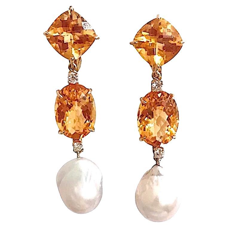 Elegante Drei-Stein-Tropfen-Ohrringe aus 18kt Gelbgold mit Peridot im Kissenschliff und Rosa Topas im Ovalschliff sowie Barockperle mit vier Diamanten ~0,40cts. 

Diese Ohrringe messen 2 1/2