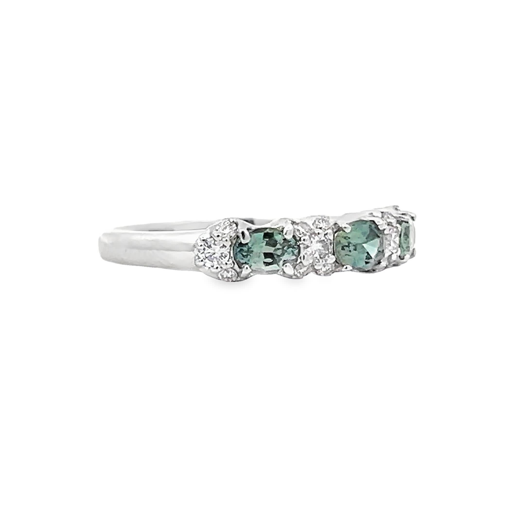 Elegance Three-Stone Ring Diamants naturels verts et blancs dans un design Timeless Neuf - En vente à Great Neck Plaza, NY