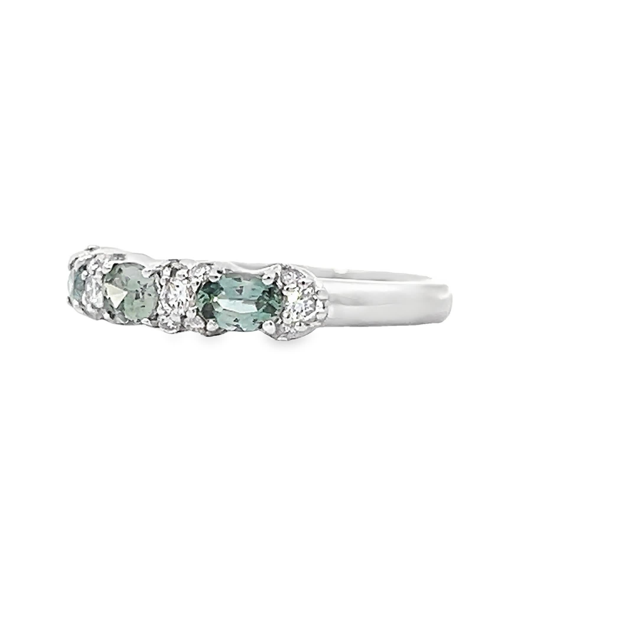 Elegance Three-Stone Ring Diamants naturels verts et blancs dans un design Timeless Pour femmes en vente