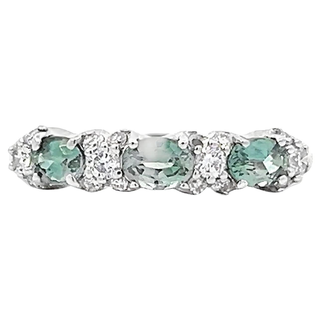 Elegance Three-Stone Ring Diamants naturels verts et blancs dans un design Timeless en vente