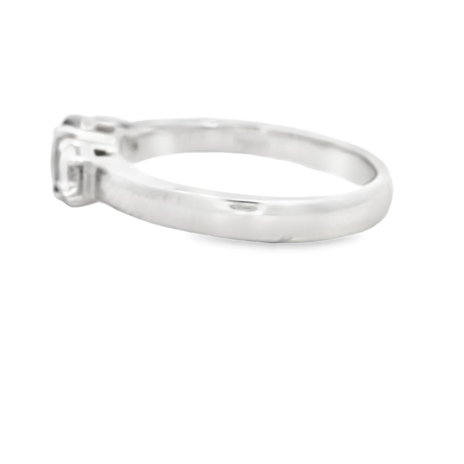 Scopri la bellezza senza tempo di questo elegante anello a tre pietre, con una splendida pietra centrale affiancata da due diamanti scintillanti. Realizzato con precisione, questo pezzo è perfetto per i fidanzamenti o le occasioni speciali e
