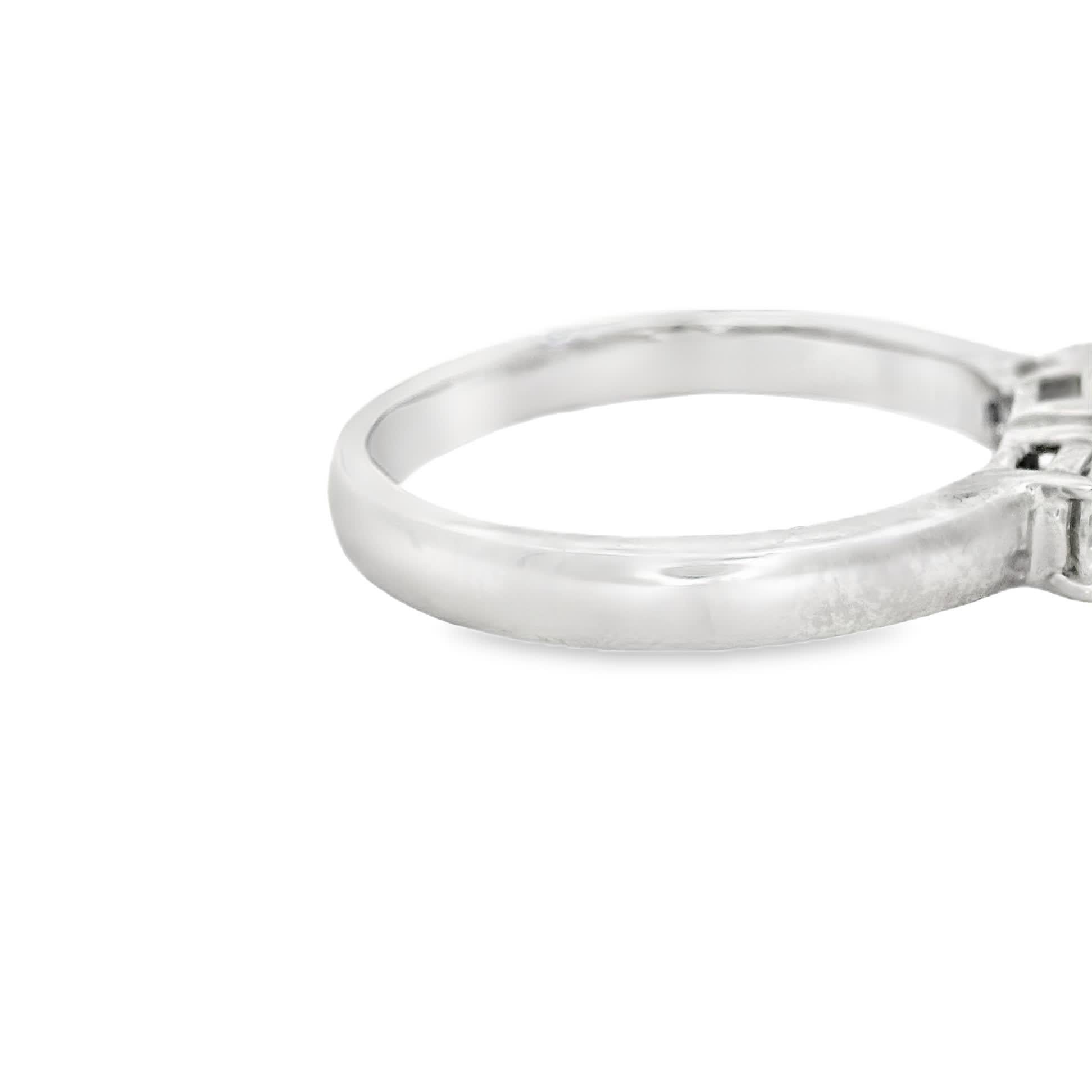 Donna Elegante anello a tre pietre in vendita