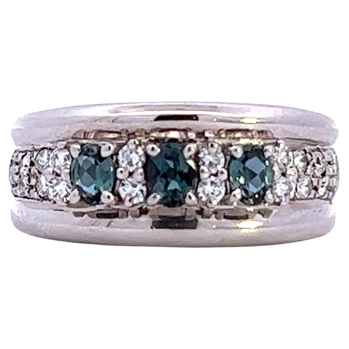 Elegante anello a tre pietre