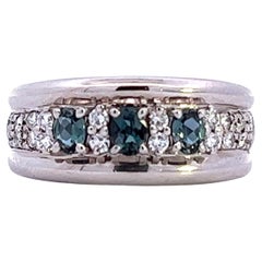 Elegante Anillo de Tres Piedras