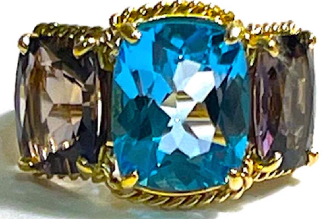 Elegante anello a tre pietre con bordo a corda d'oro in vendita 8