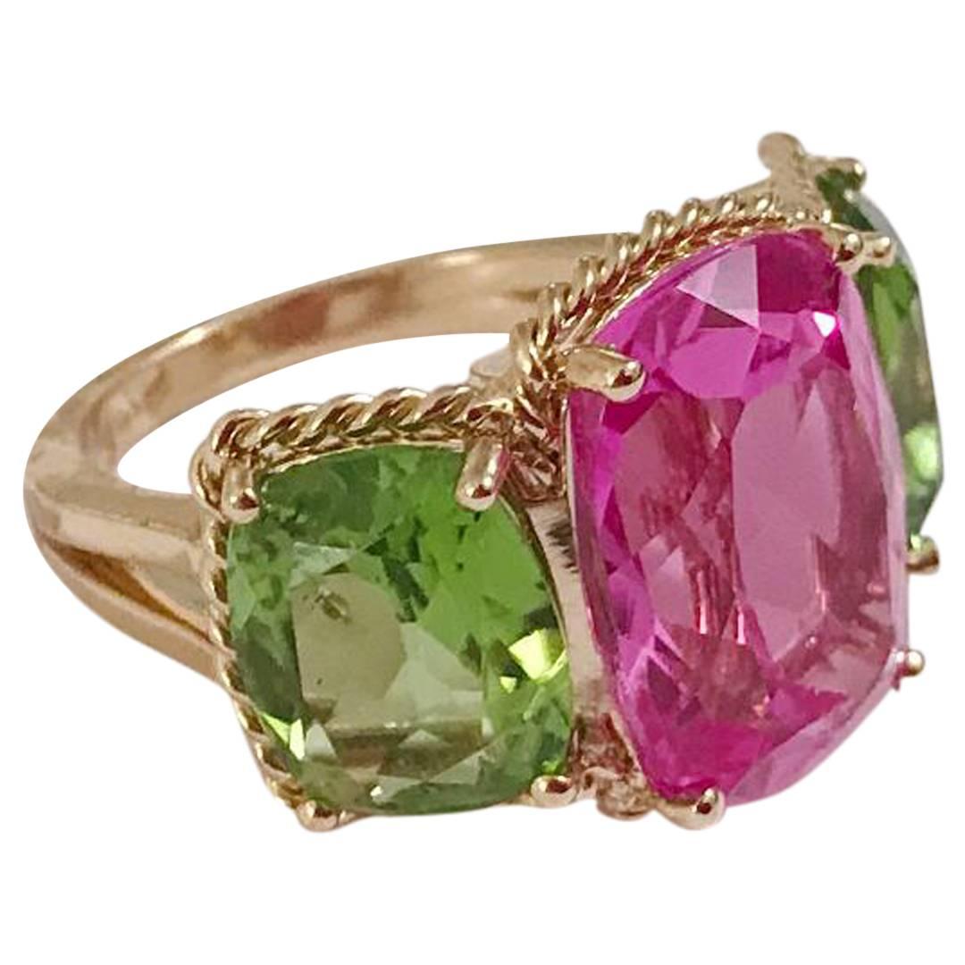 Élégante bague à trois pierres avec bordure en or en forme de corde torsadée en vente