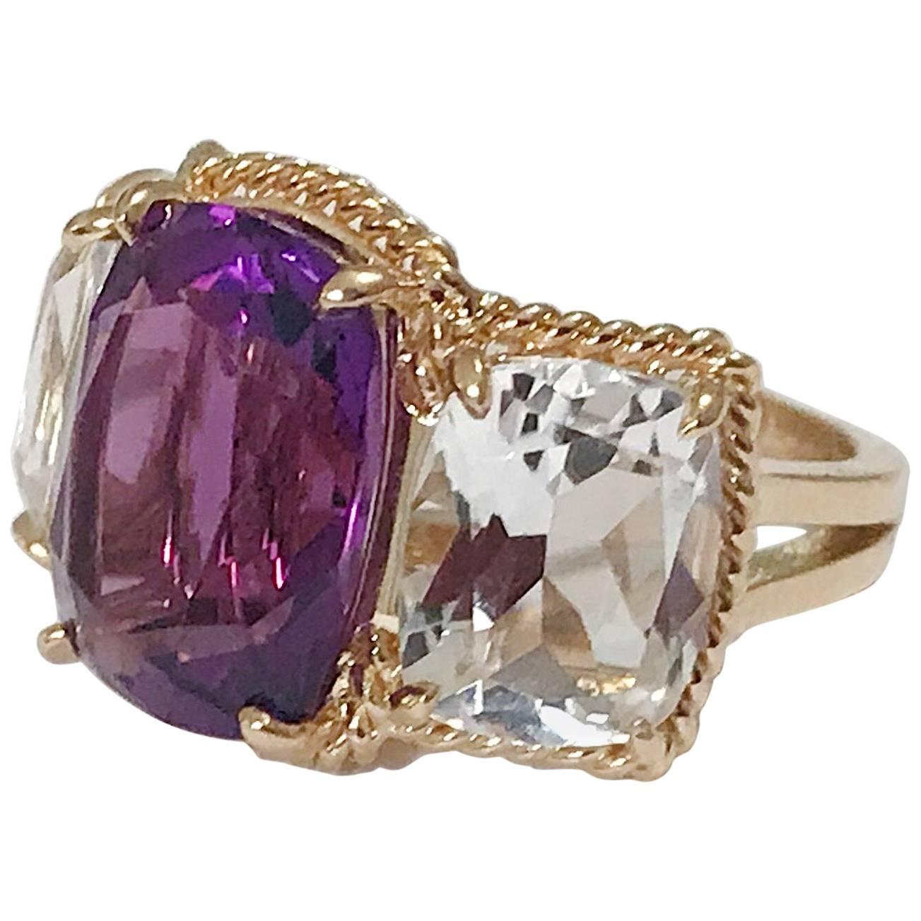 Élégante bague à trois pierres avec bordure en or en forme de corde torsadée