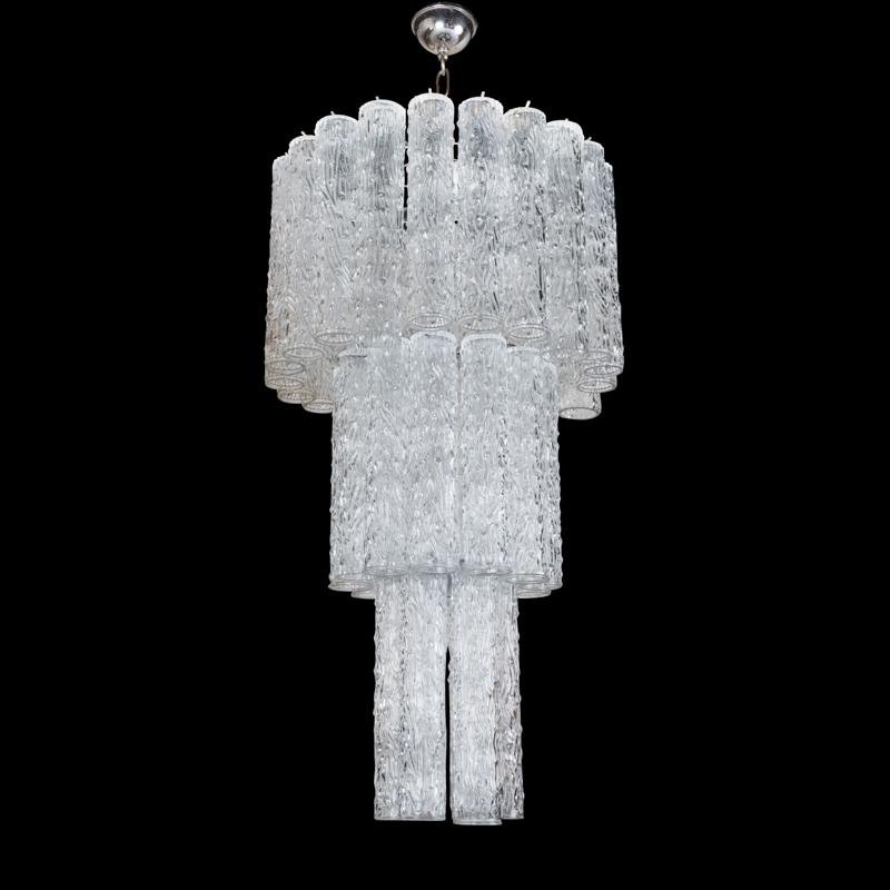 Elegante araña en cascada de tres niveles de cristal de Murano, estructura cromada, totalmente restaurada y electrificada.
Italia hacia 1960.

Altura 110 cm - 43,31
Anchura 45 cm - 17,72