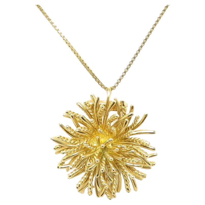Elegant Tiffany & Co. 18k Gold Pendant Necklace In Excellent Condition For Sale In Chicago, IL