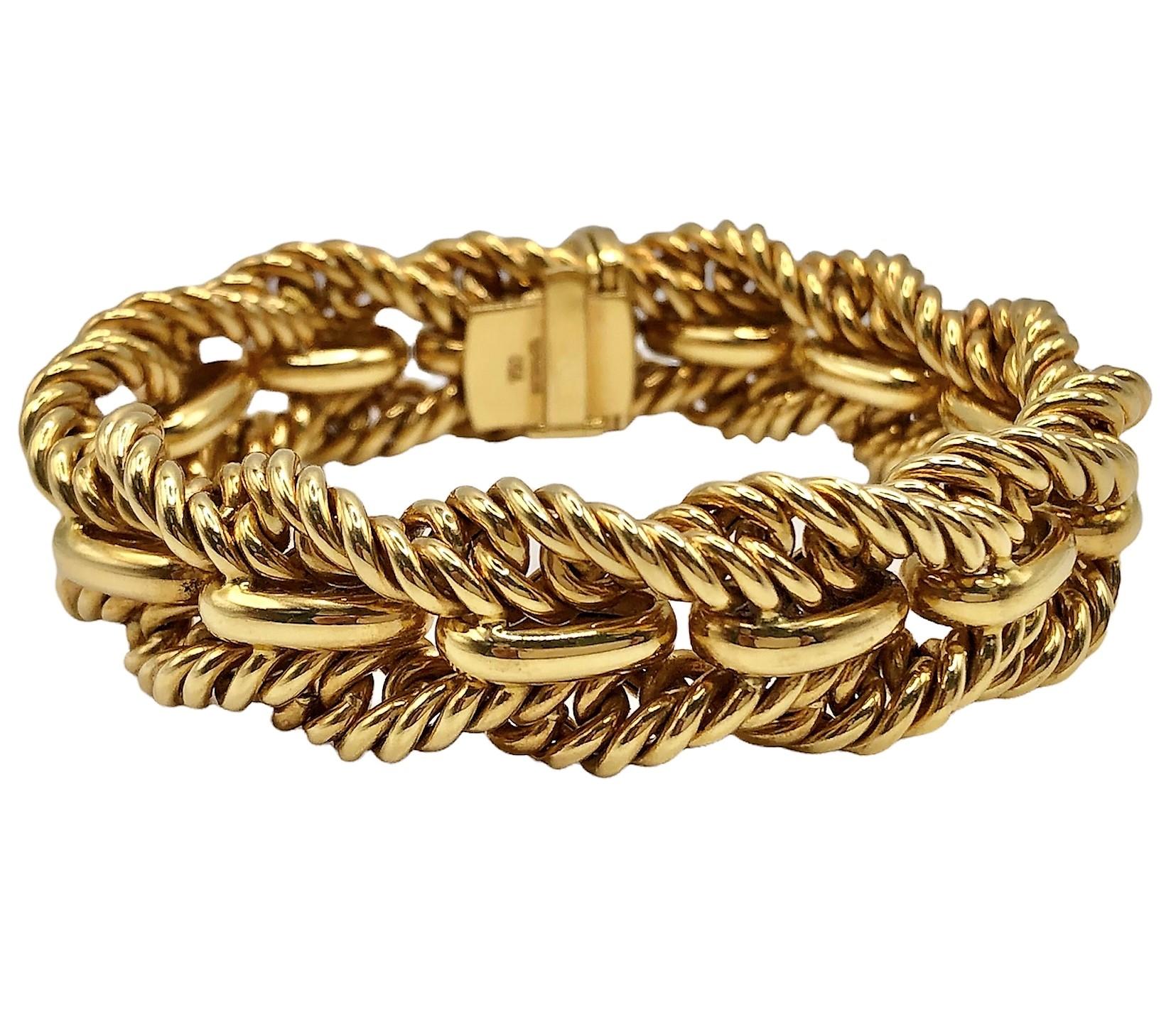 Dieses elegante Armband aus 18 Karat Gelbgold von Tiffany & Co. hat zwei Seilkanten, die eine Mittellinie aus sich wiederholenden, hochglanzpolierten Bombenmotiven umschließen.  Misst 7 3/8 Zoll in der Länge und 5/8 Zoll in der Breite. Der
