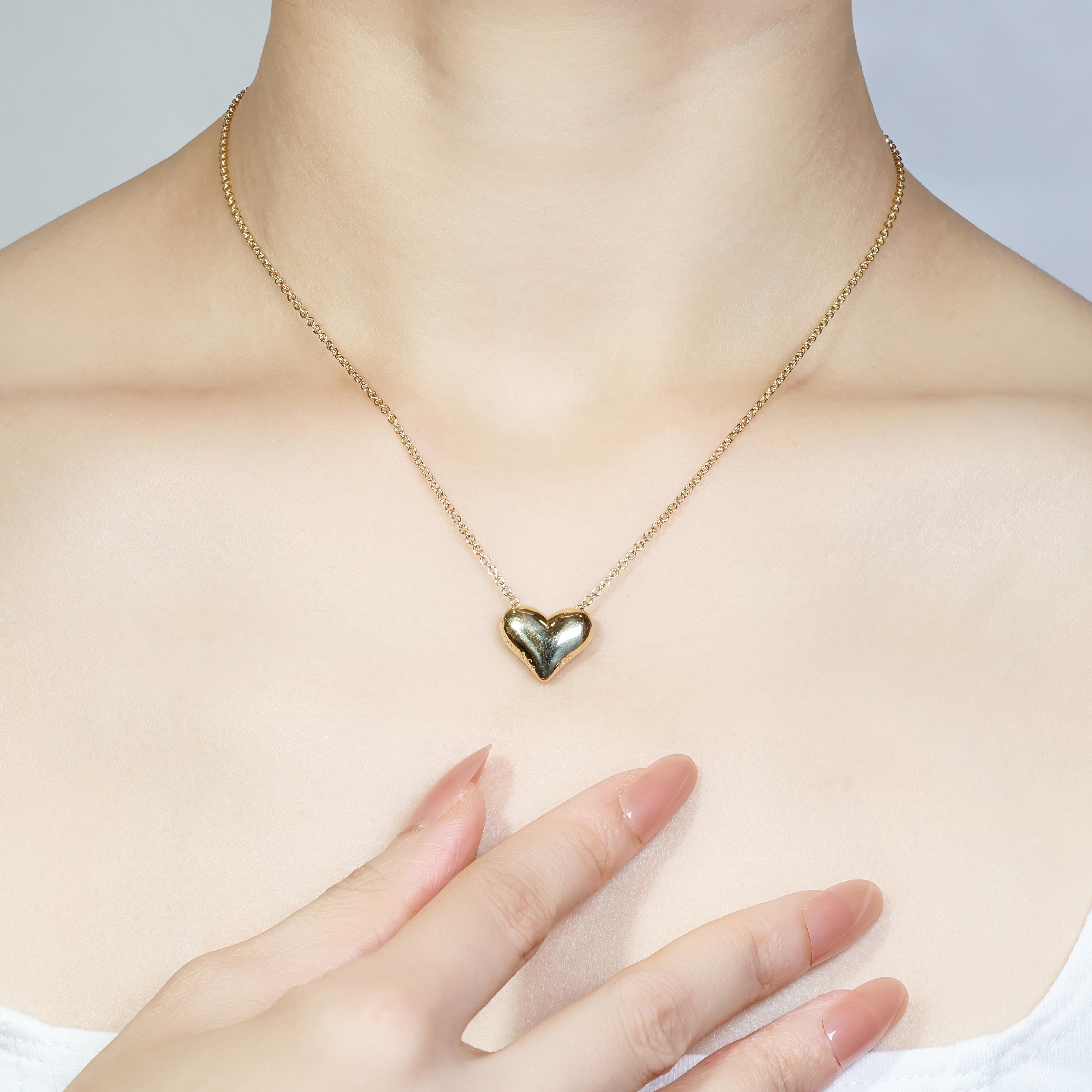 This elegant Tiffany & Co. heart necklace is crafted from 18K yellow gold, offering a timeless design that exudes sophistication. Weighing 7.56 grams and measuring 40cm in length, this necklace is a beautiful statement piece that adds a touch of