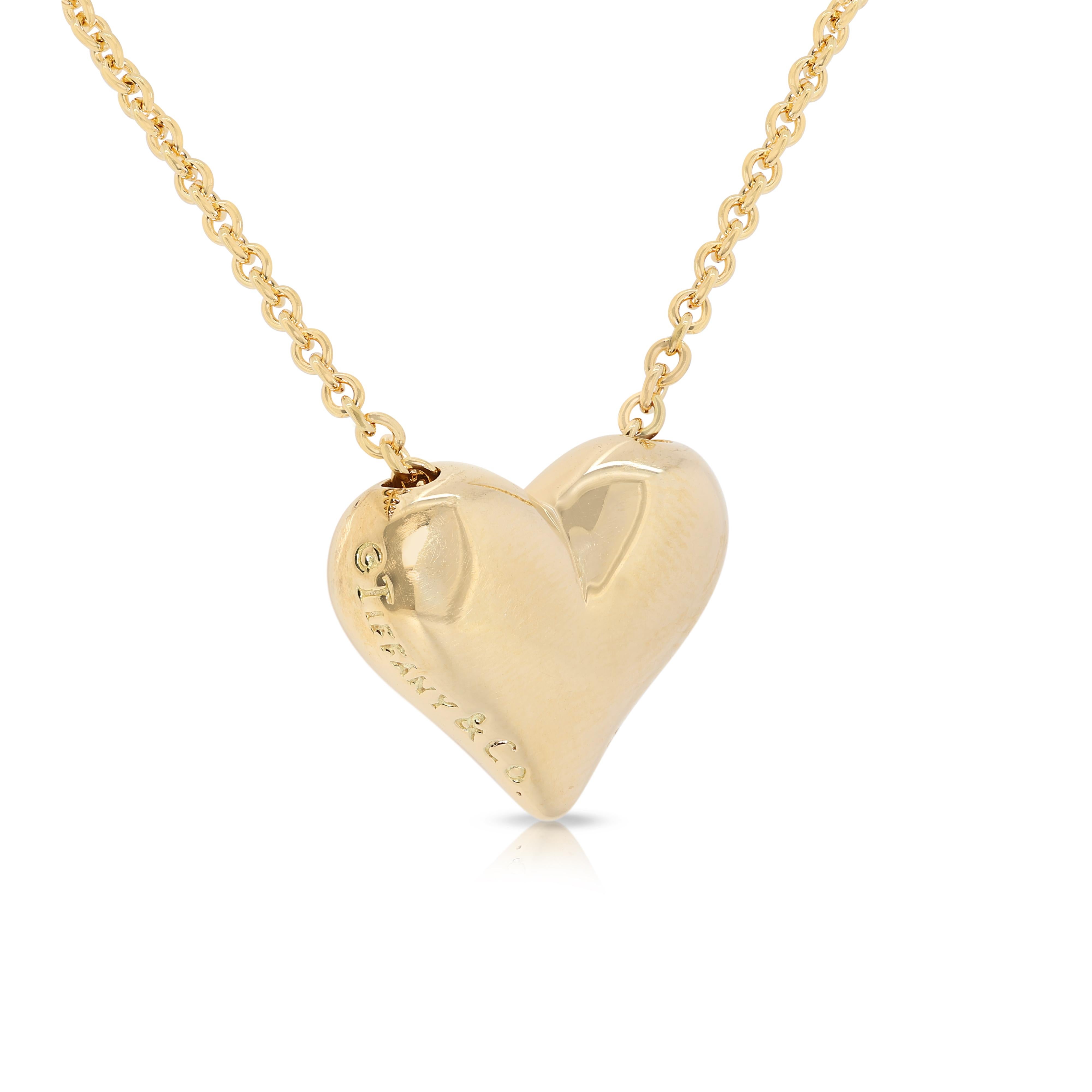 Elegant Tiffany & Co Heart Necklace in 18K Yellow Gold In Excellent Condition In רמת גן, IL