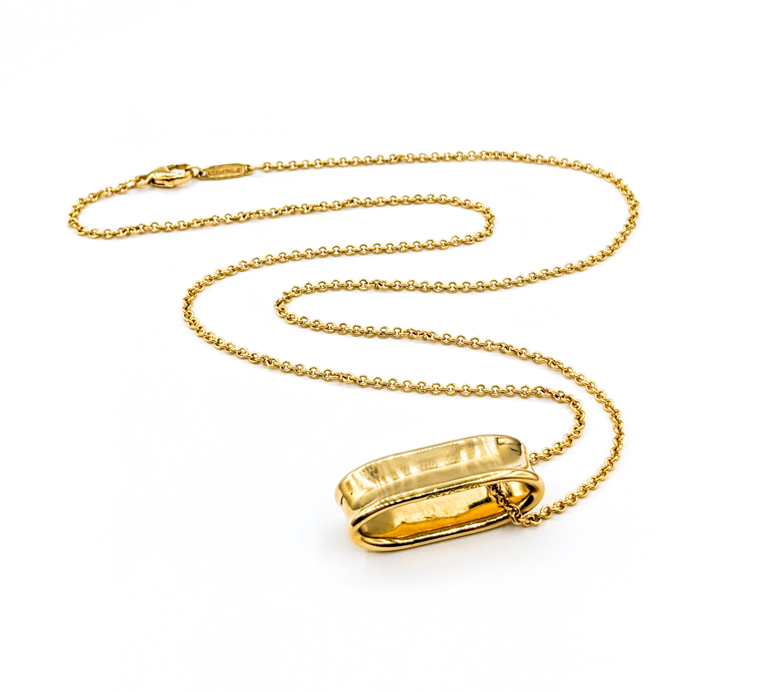 Élégant Tiffany & Co. Pendentif Looping 1837 en or jaune 18kt

Découvrez l'emblème de l'élégance et de l'artisanat intemporel avec ce pendentif exquis, forgé dans l'éclat luxueux de l'or jaune 18ky. Cette pièce est une fière représentation de la