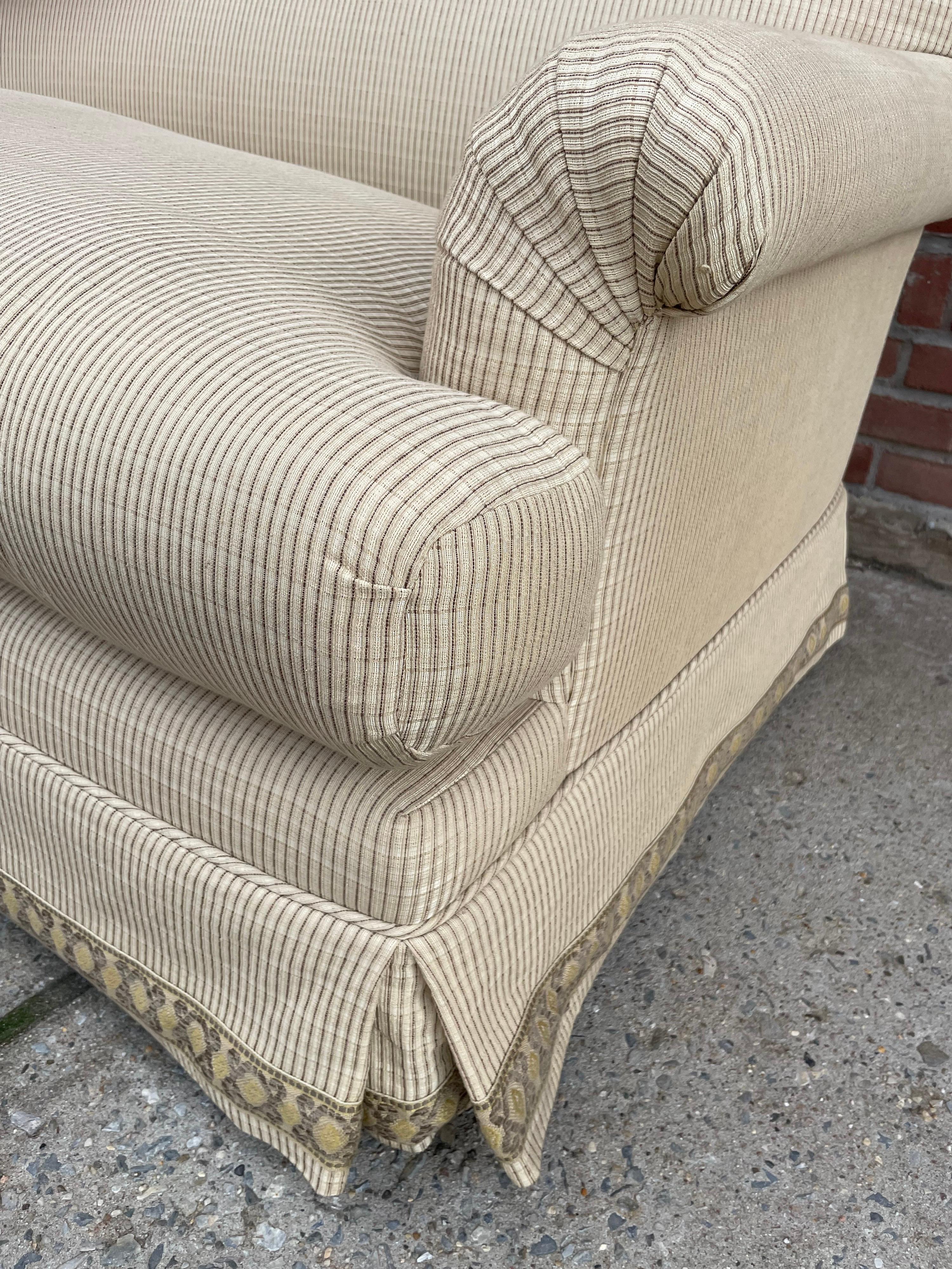 Elegantes Sofa mit festem Rücken und losem Downs-Sitz (Nordamerikanisch) im Angebot