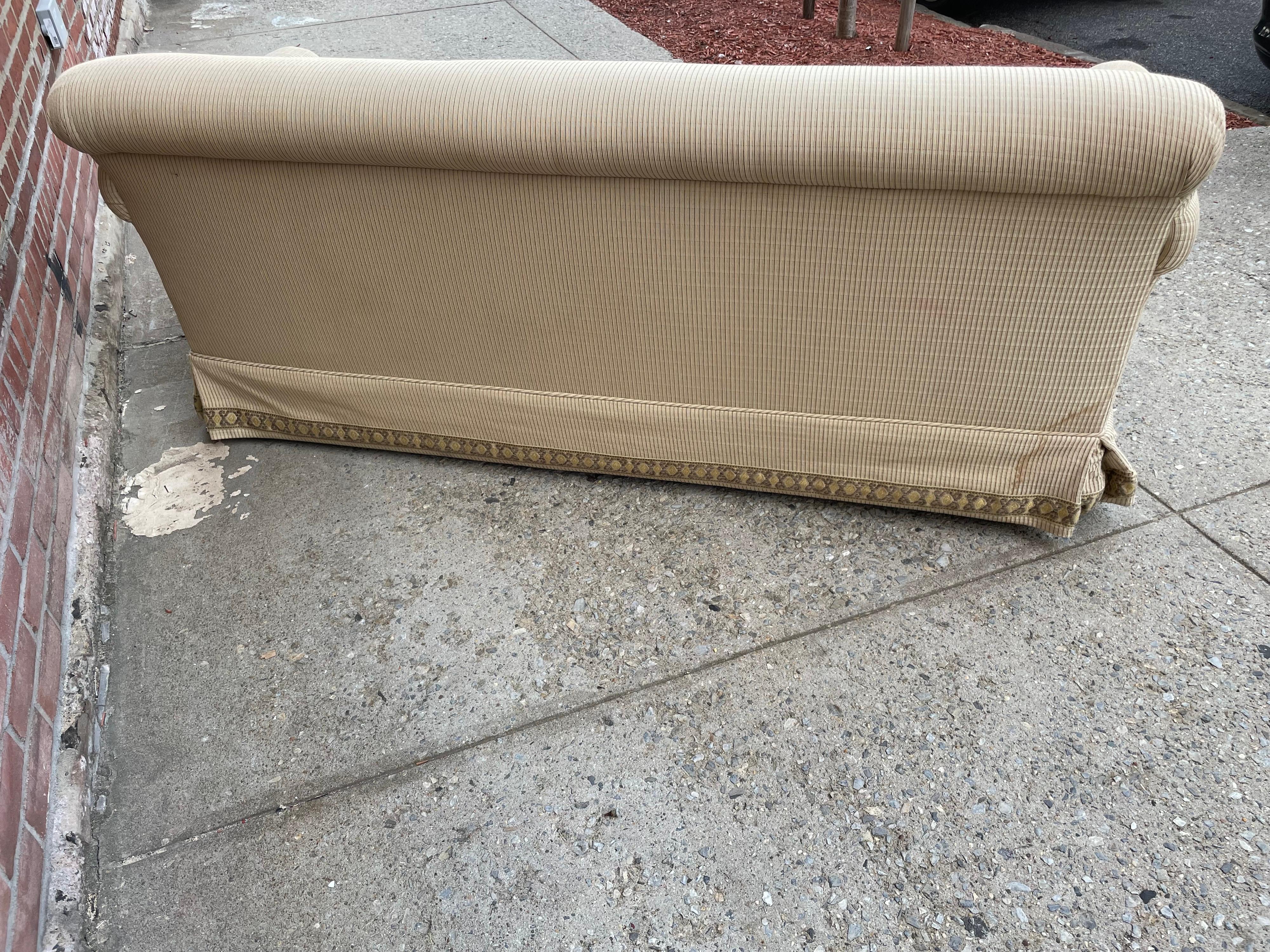 Elegantes Sofa mit festem Rücken und losem Downs-Sitz im Zustand „Gut“ im Angebot in Bronx, NY