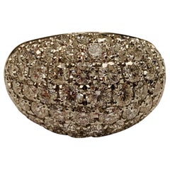 Elegante Anillo Pavé de Diamantes en Platino con Forma de Cúpula Intemporal