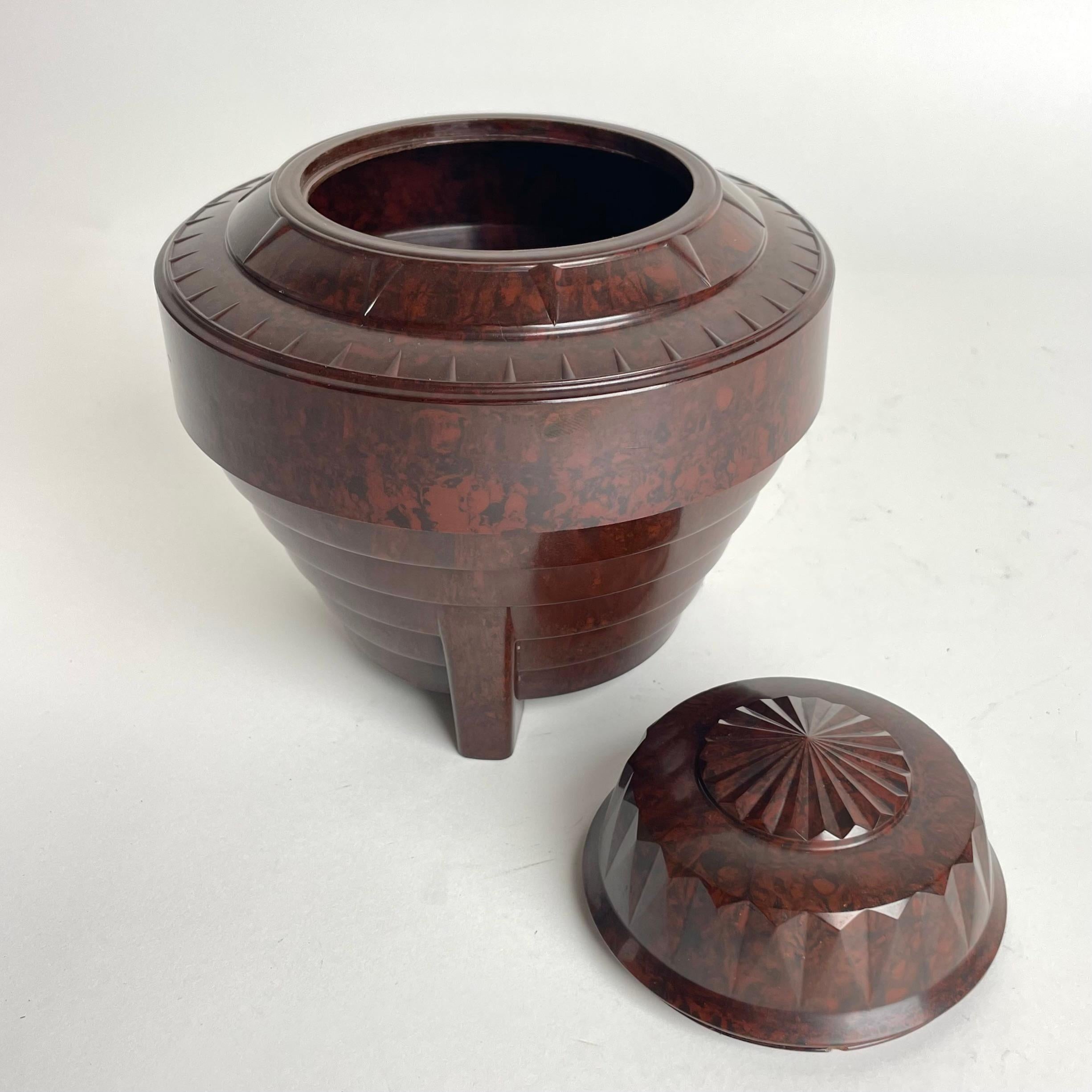 Elegant Tobacco Box in Bakelite. Period Art Deco, 1920s For Sale 5