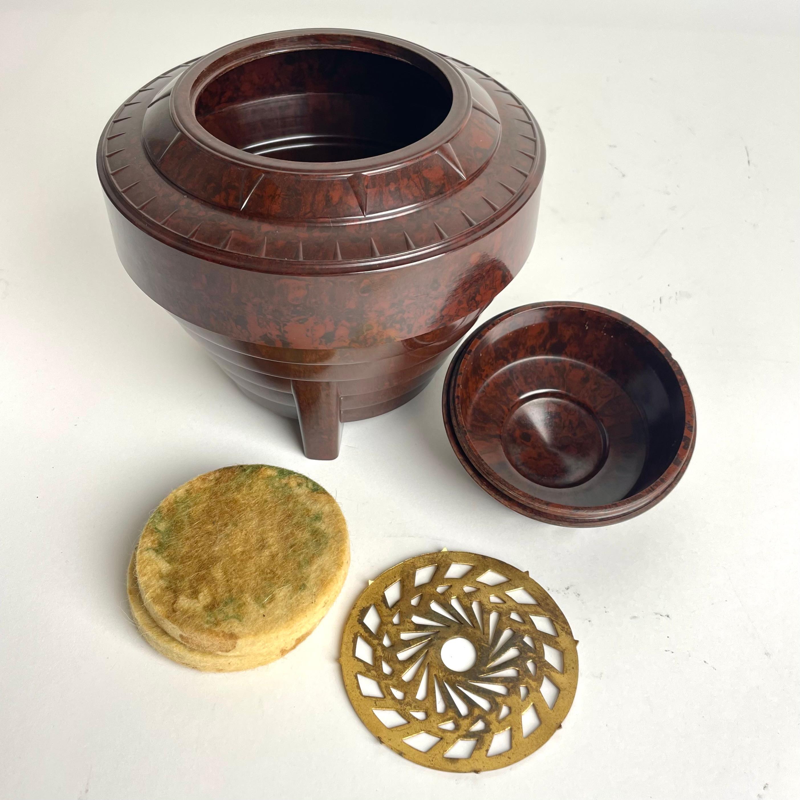 Elegant Tobacco Box in Bakelite. Period Art Deco, 1920s For Sale 8