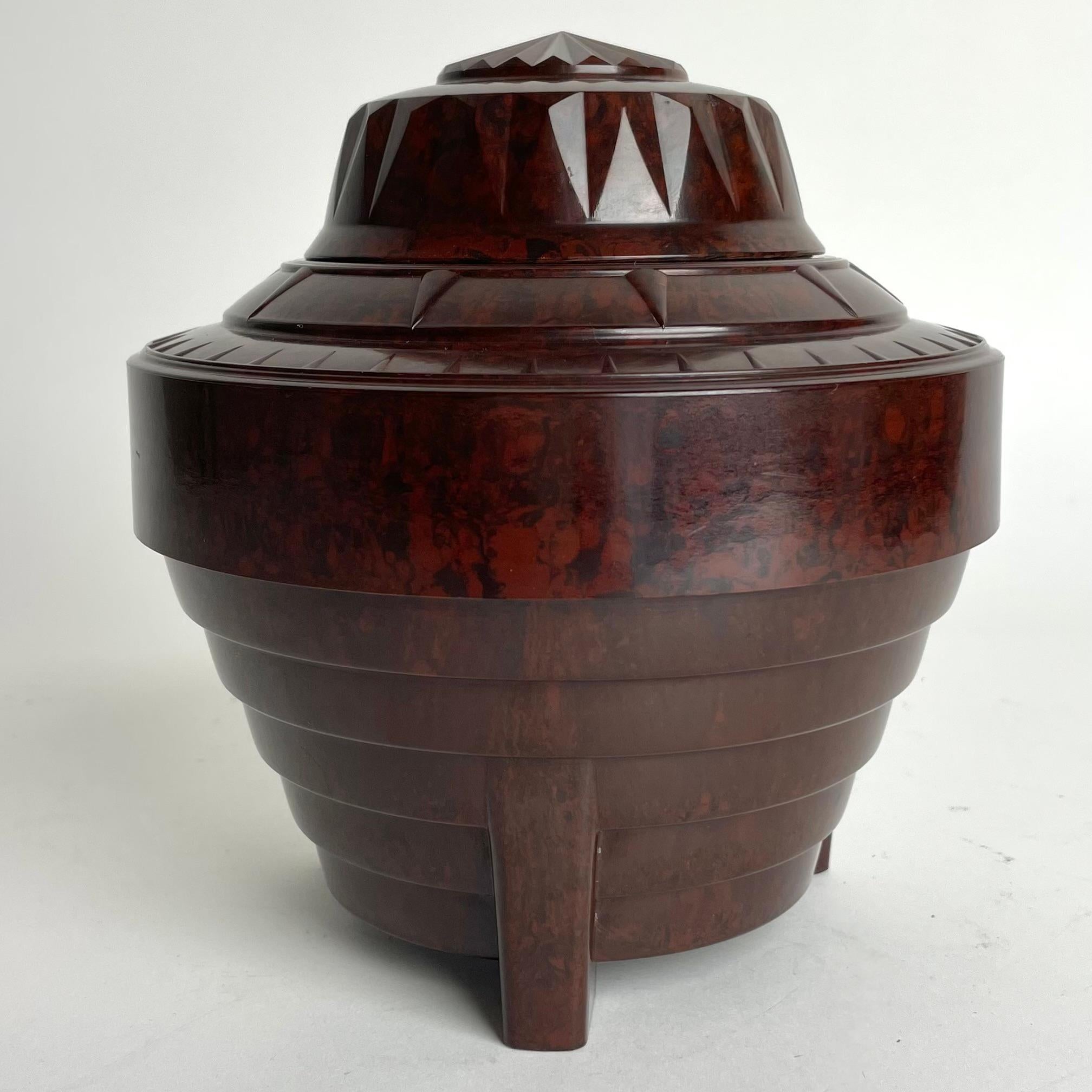 Elegant Tobacco Box in Bakelite in very period Art Deco, from the 1920s.

Wear consistent with age and use.