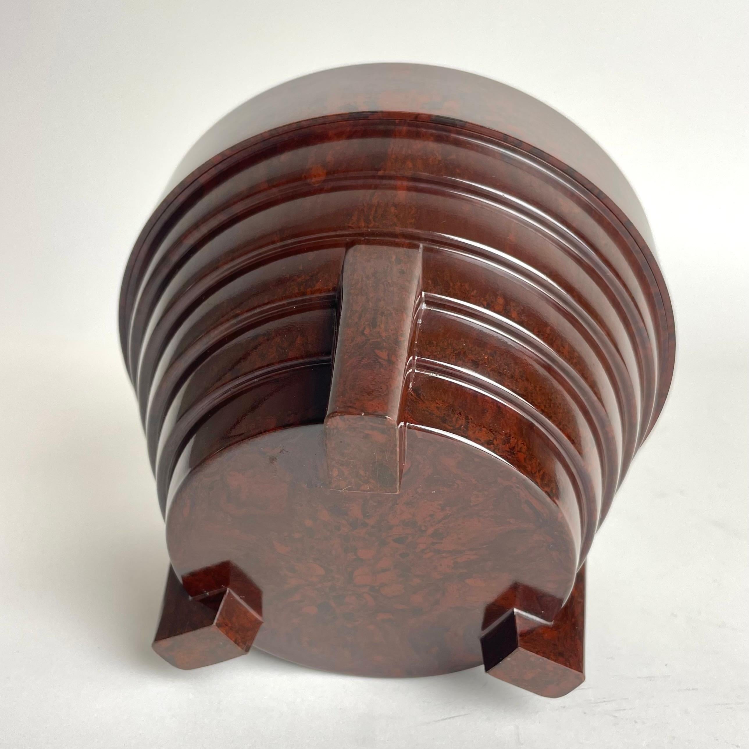 Elegant Tobacco Box in Bakelite. Period Art Deco, 1920s For Sale 4