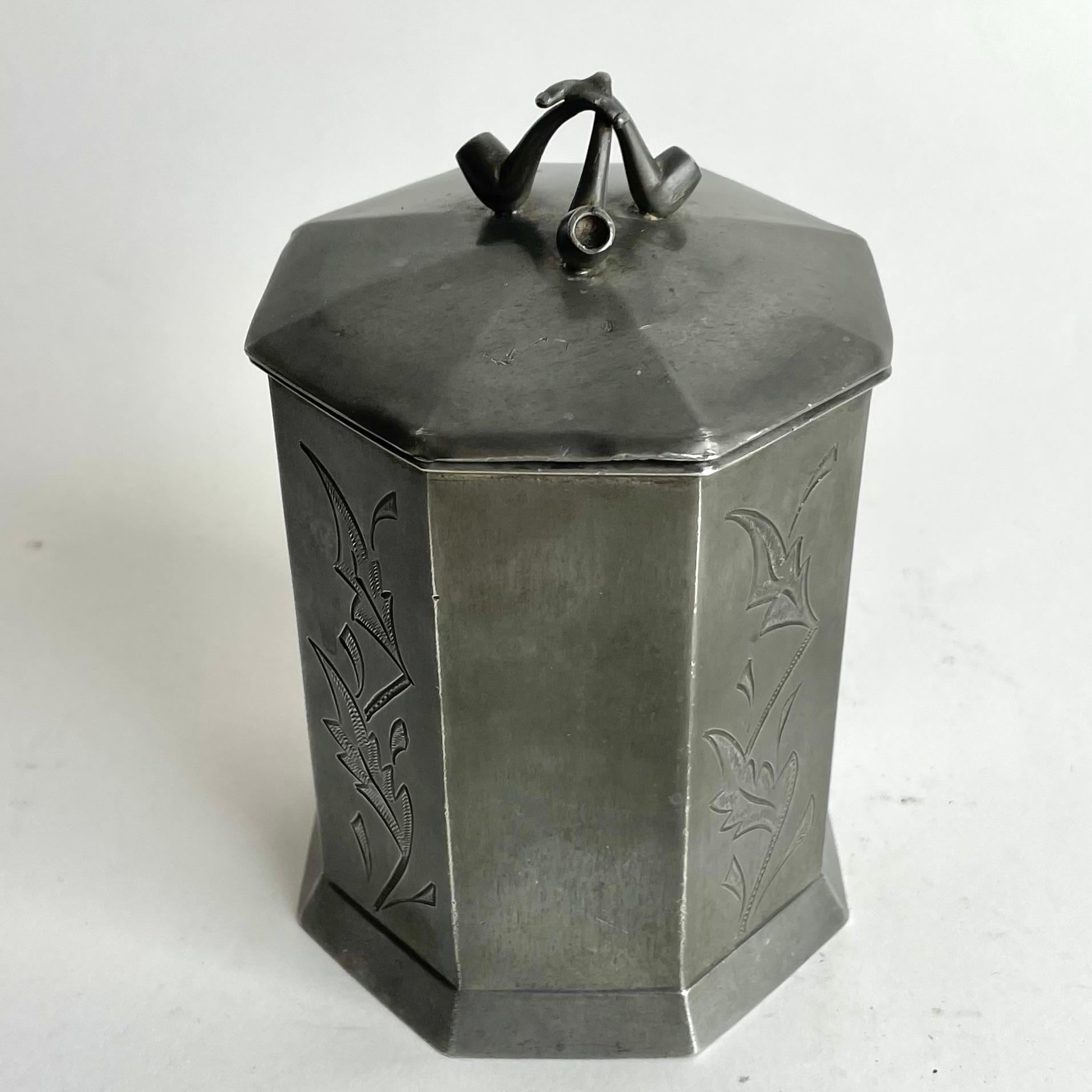 Elegant tobacco jar in pewter in Swedish Grace from the late 1920s In Good Condition For Sale In Knivsta, SE